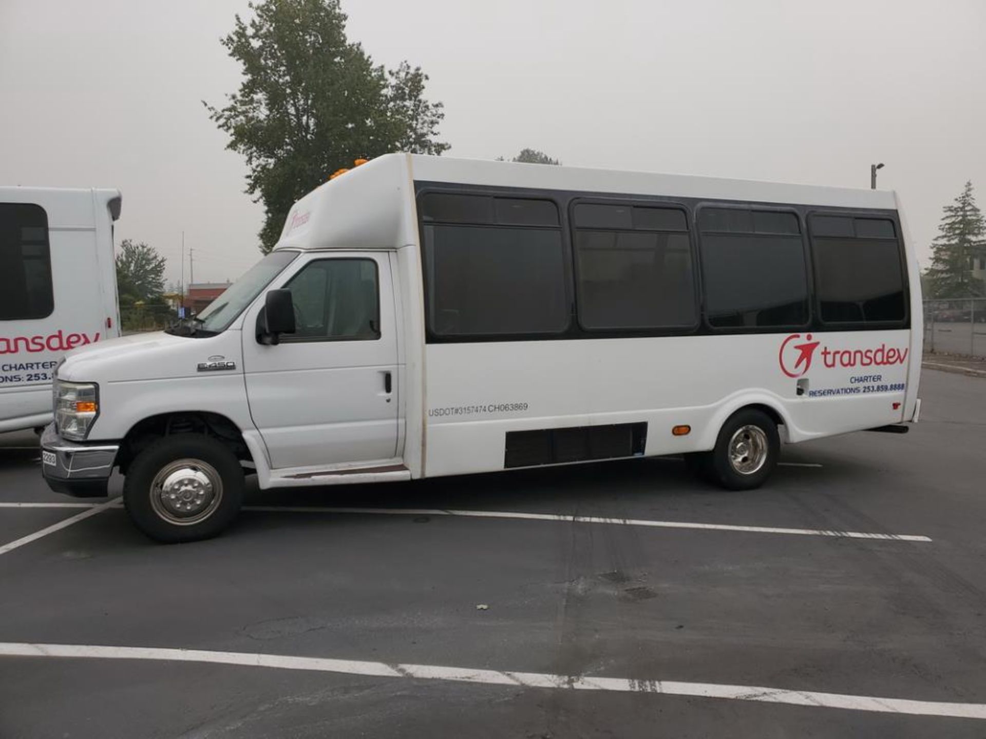 FORD E450 Starcraft Shuttle Bus - Image 2 of 13