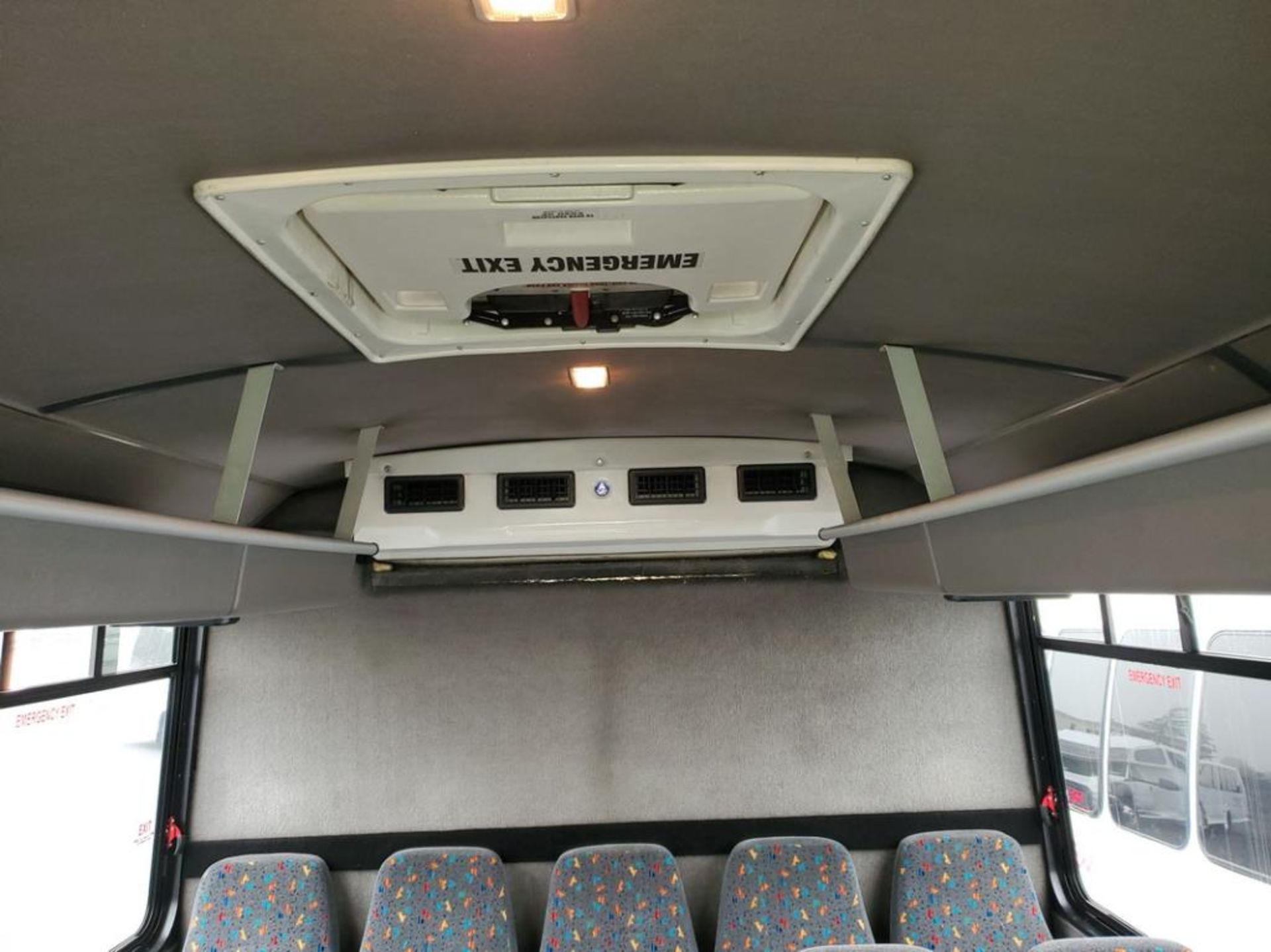 International Champion Commercial Bus - Image 11 of 12