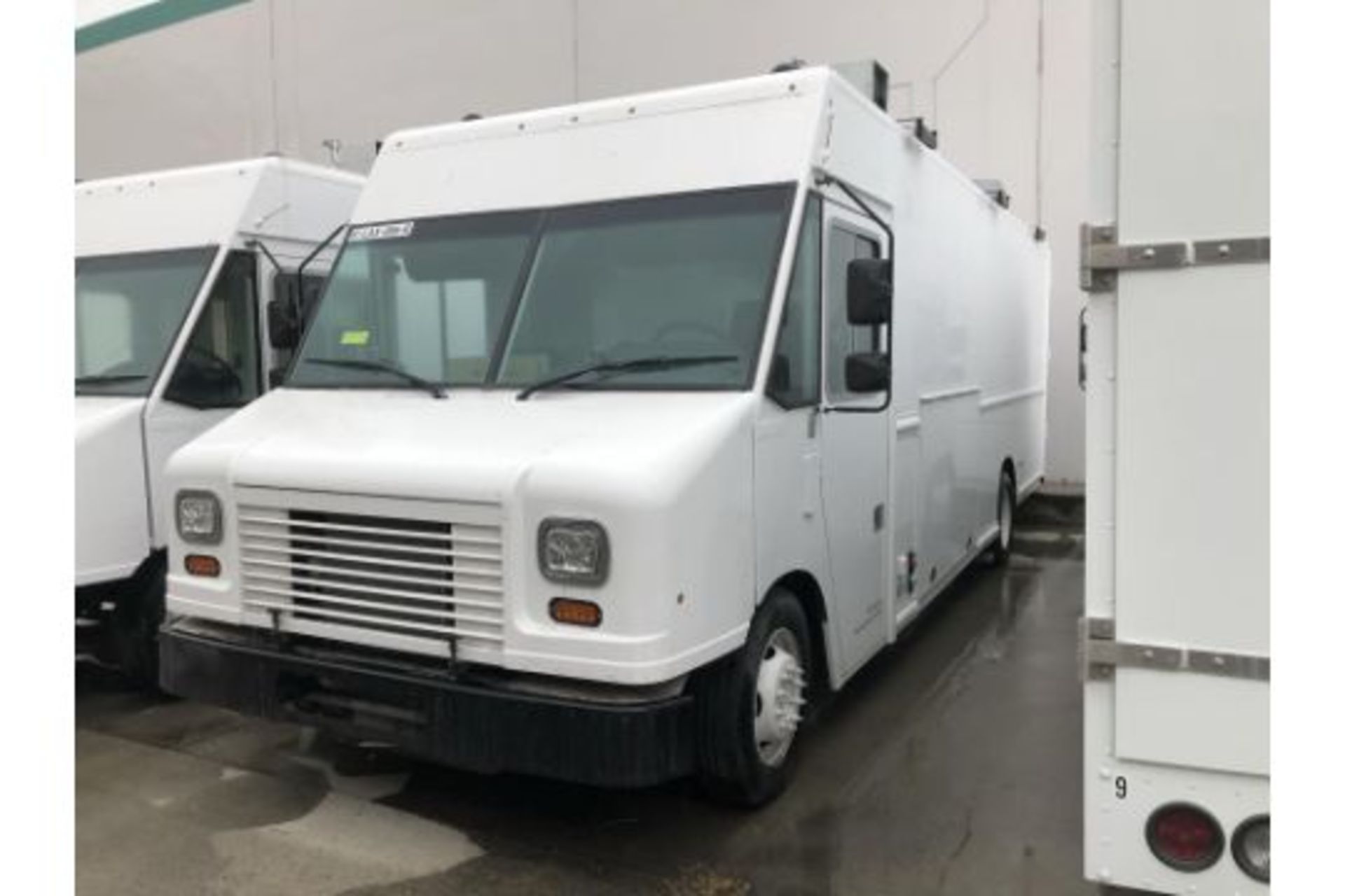 Complete Food Truck - Image 2 of 13