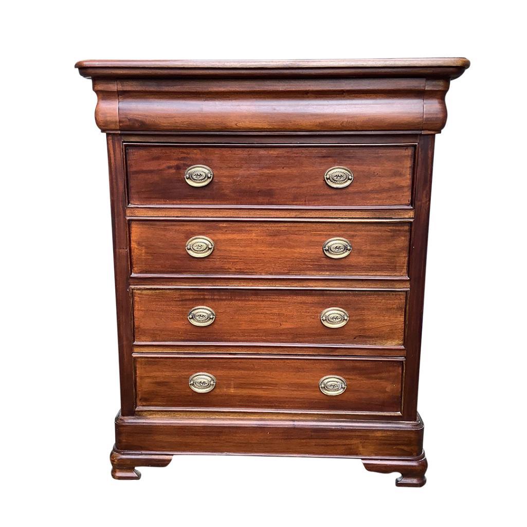 VICTORIAN STYLE MAHOGANY CHEST OF DRAWERS