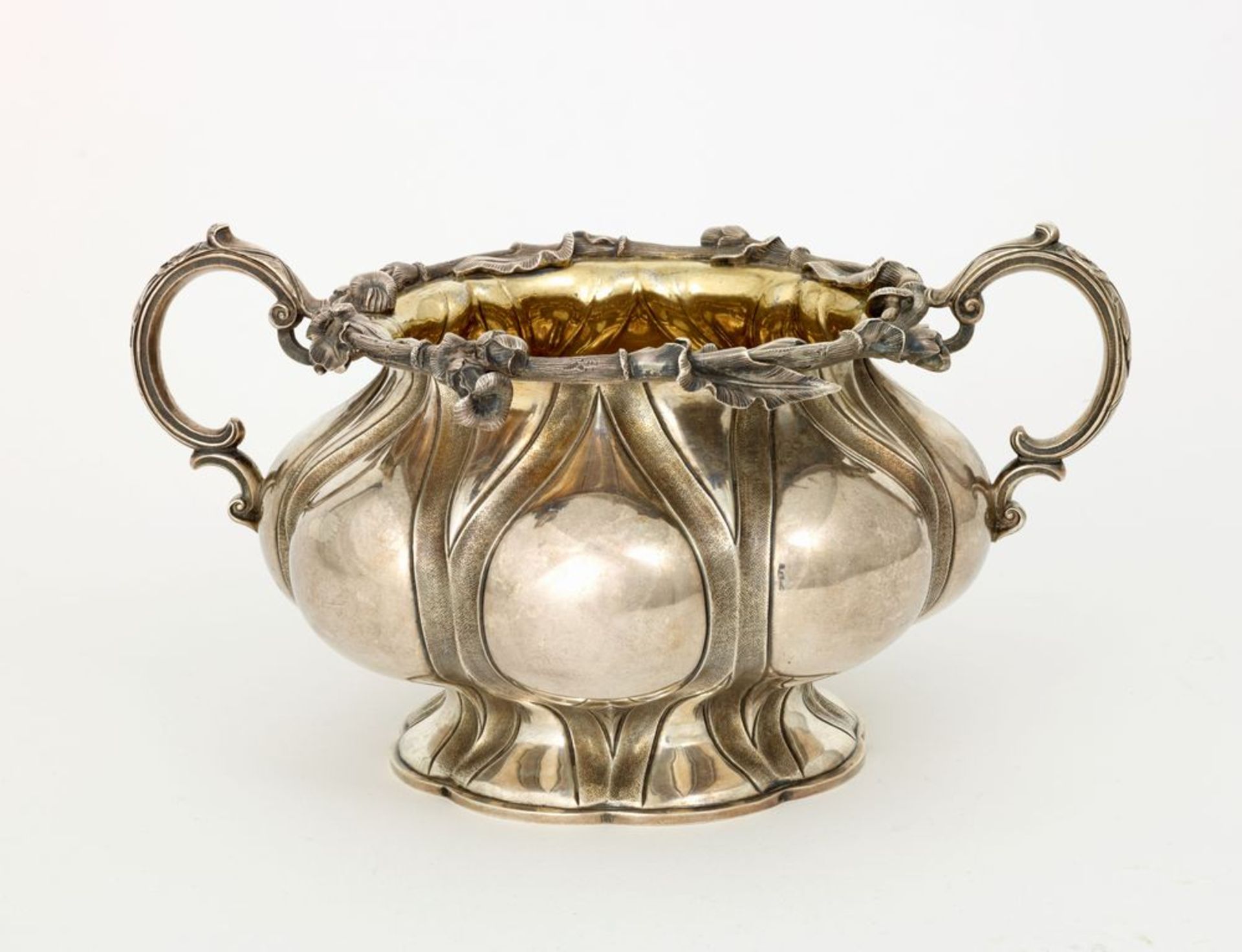 Silver-gilt lobed teapot and sugar bowl adorned with embossed floral decor Assay [...] - Bild 2 aus 3