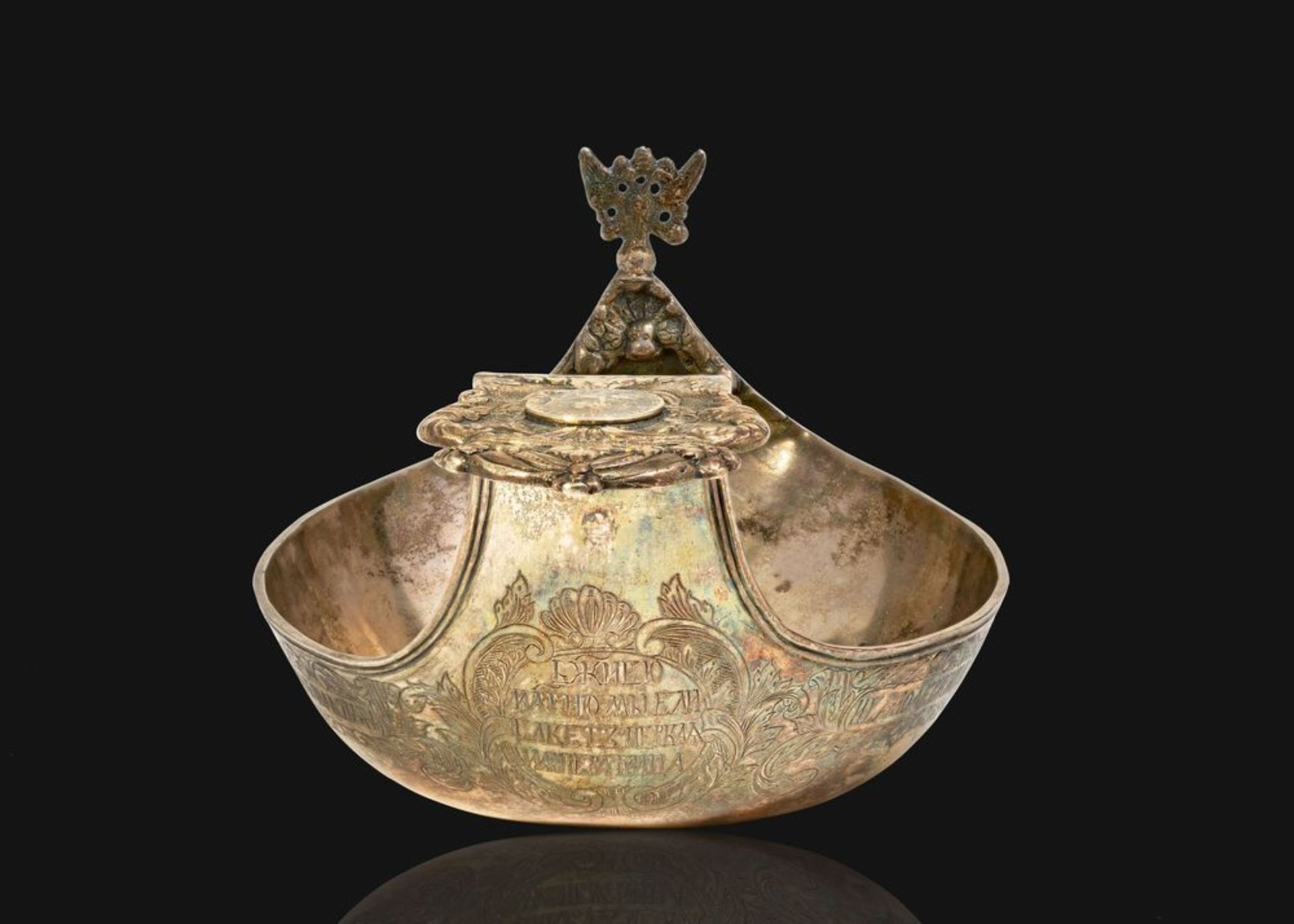 A SILVER-GILT IMPERIAL PRESENTATION KOVSH MOSCOW, 1744 - With master’s mark in [...] - Bild 6 aus 7