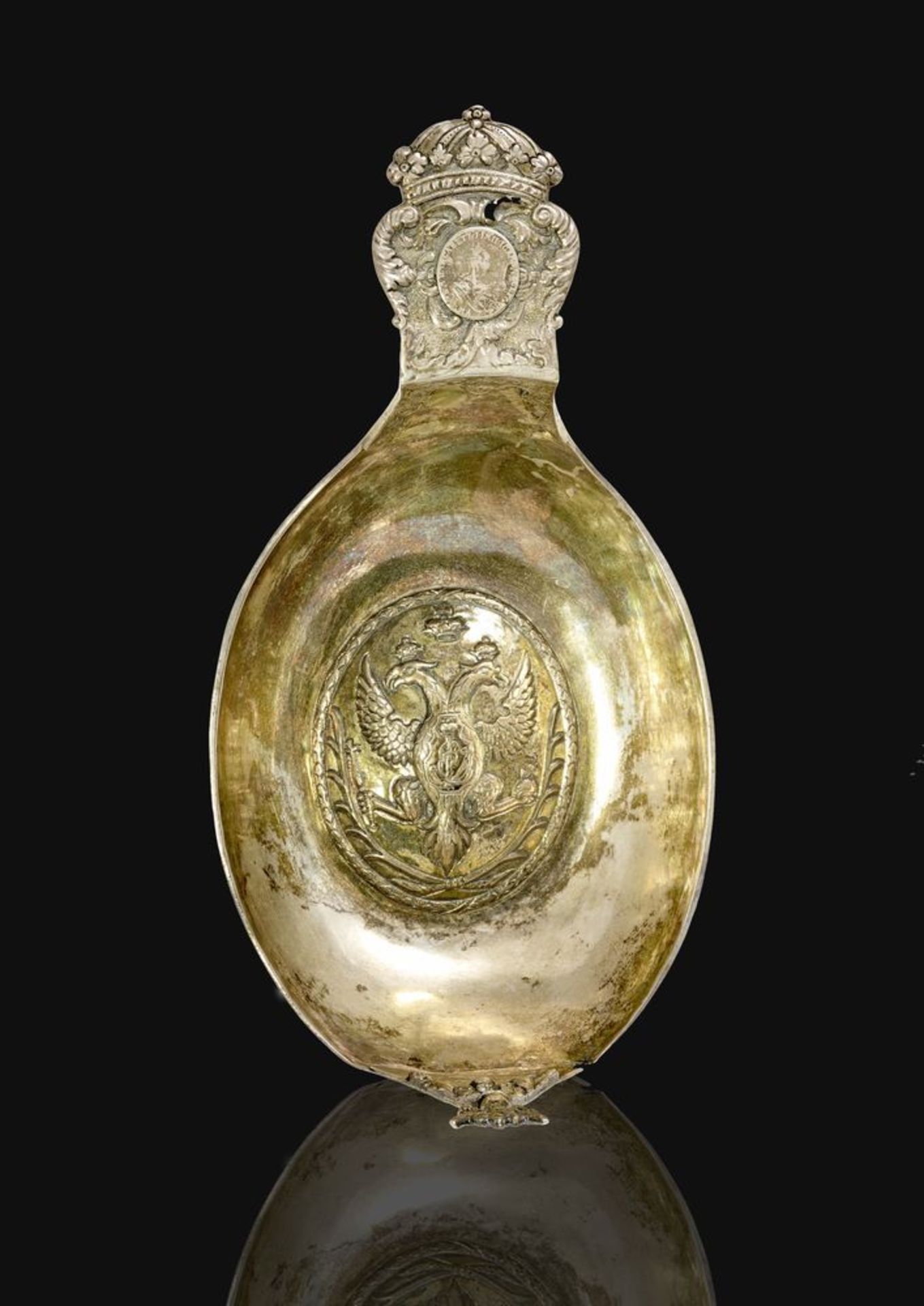 A SILVER-GILT IMPERIAL PRESENTATION KOVSH MOSCOW, 1744 - With master’s mark in [...] - Bild 2 aus 7