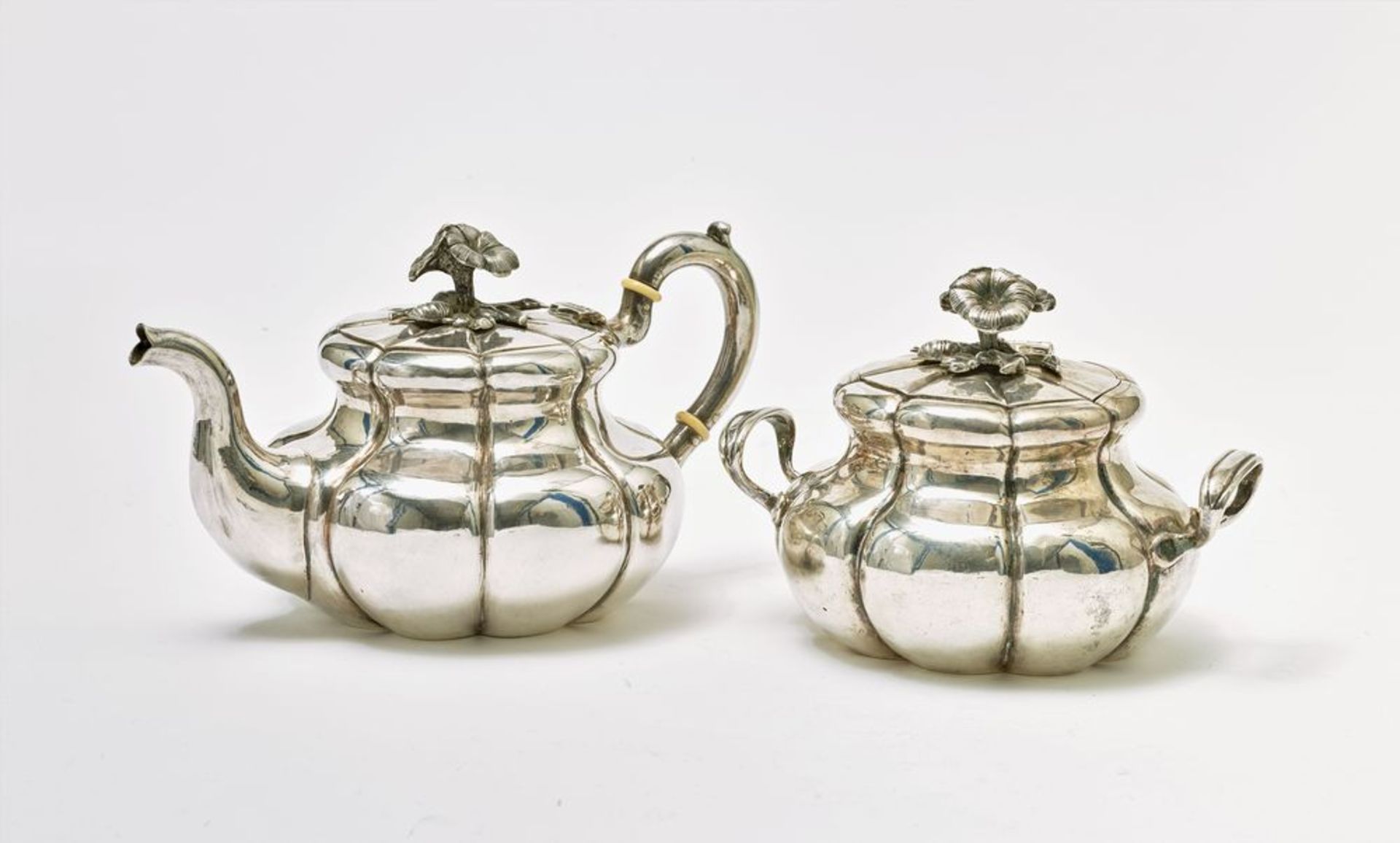 Tea set comprising silver-gilt teapot and a sugar bowl. Workshop of Karl Sivers, [...]
