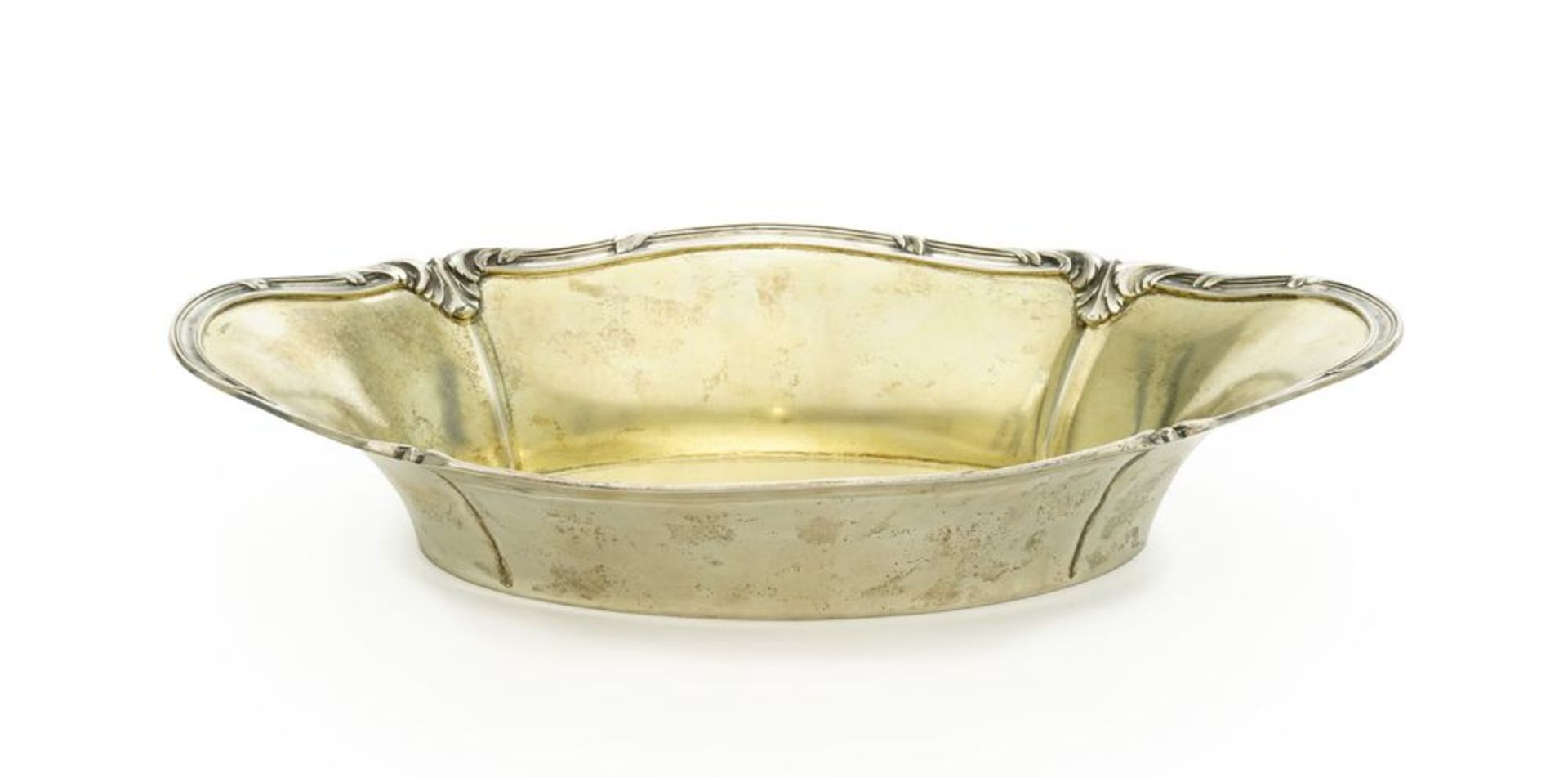 Silver oval-shaped fruit bowl with high sides, decorated with acanthus leaves. The [...]