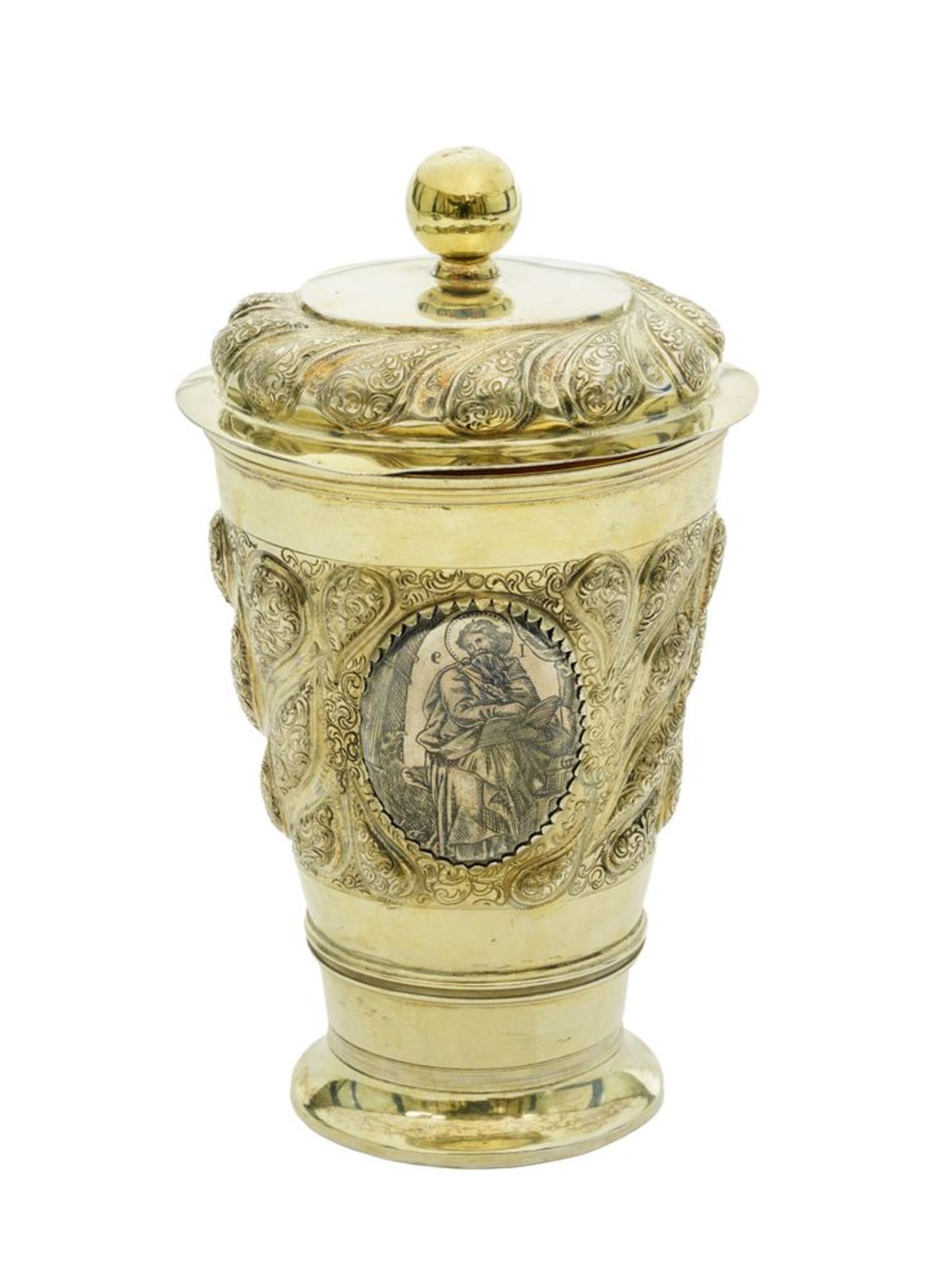 Silver-gilt cup with lid, decorated with spoons-shaped relief and medallions [...]