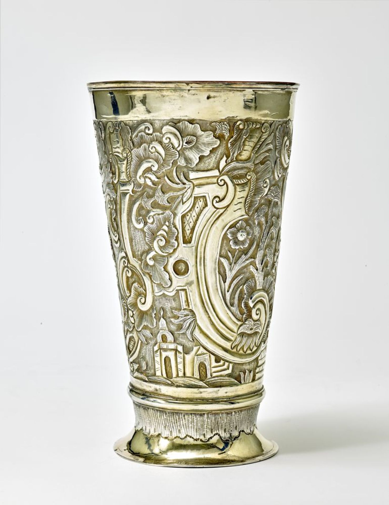 Silver-gilt beaker decorated with a floral ornament with the architectural elements. [...]