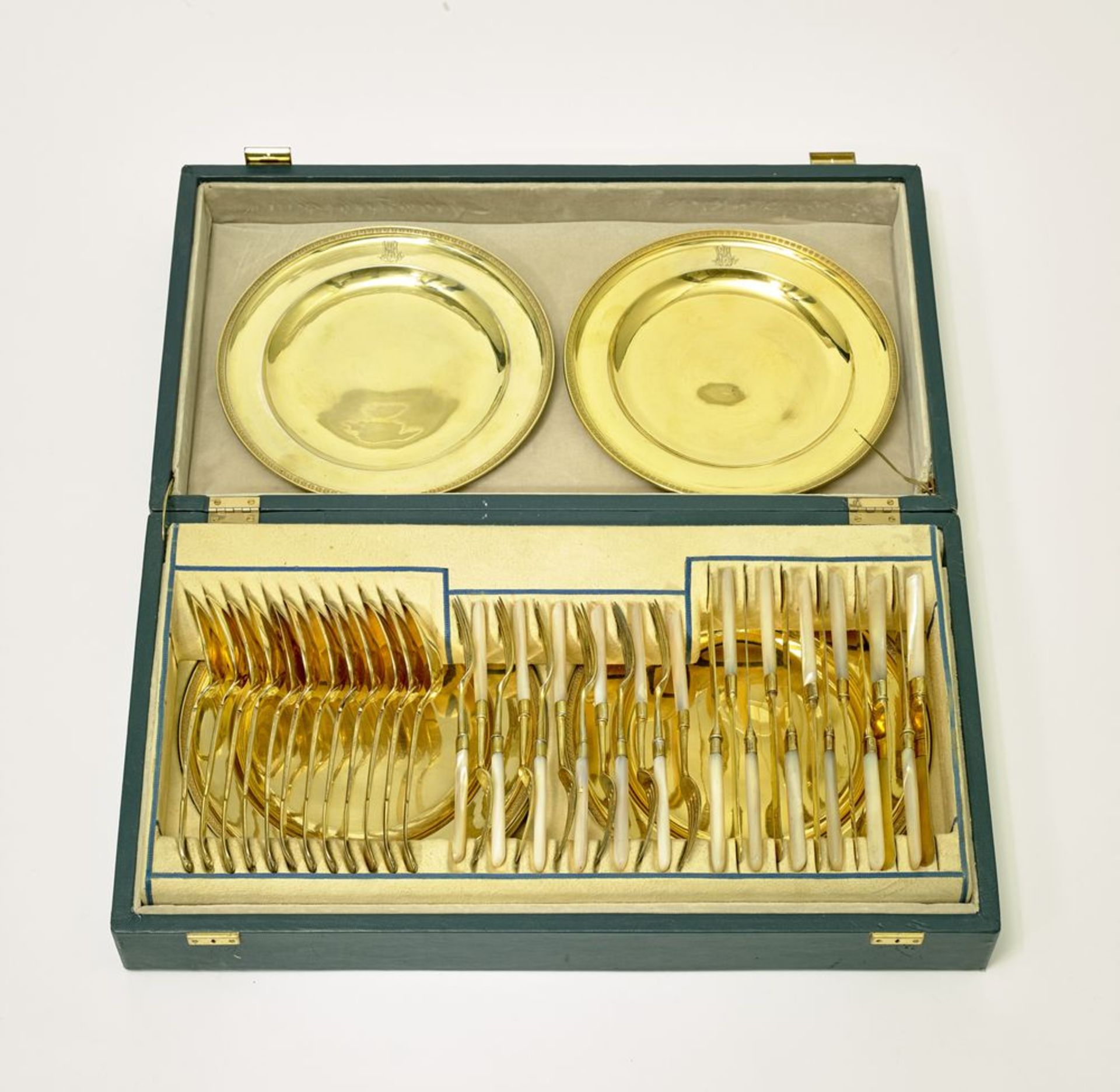 Very fine Russian silver-gilt and mother-of-pearl tableware set comprising 12 spoons, [...]