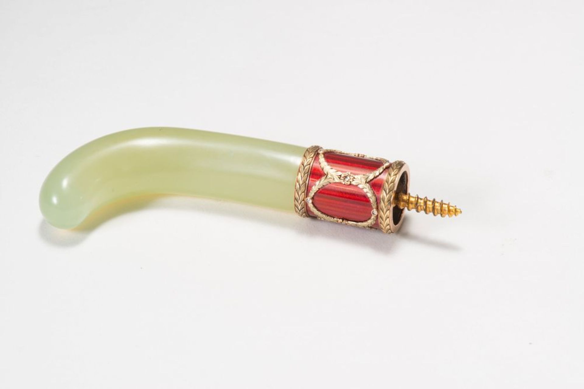 JEWELLED GOLD, GUILLOCHÉ ENAMEL AND ONYX CANE HANDLE, encrusted with 12 rose-cut [...] - Bild 2 aus 2