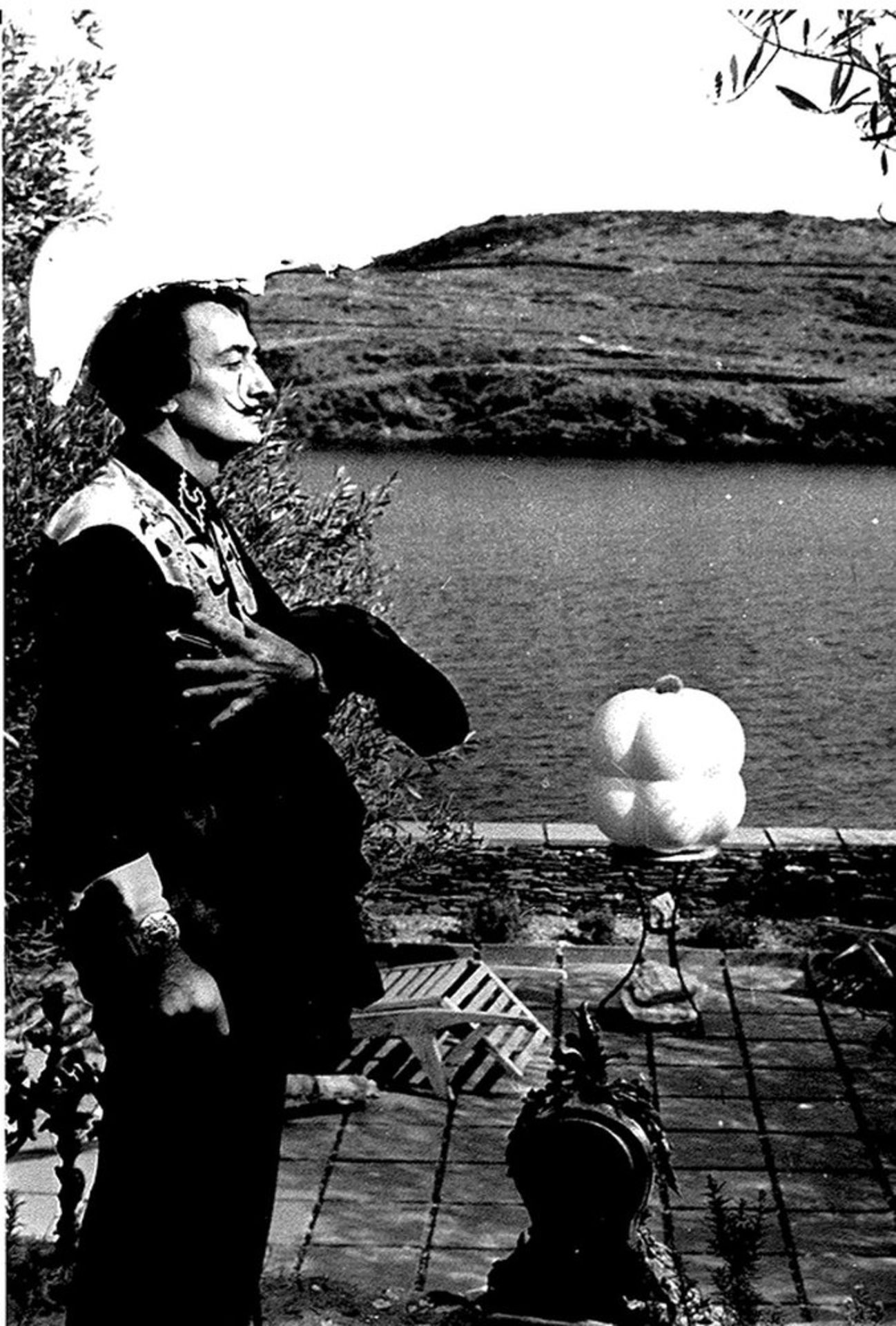 SALVADOR DALI. 1904-1989. A set of 3 vintage photographs - 1) Meeting of Dalí with [...] - Bild 2 aus 3