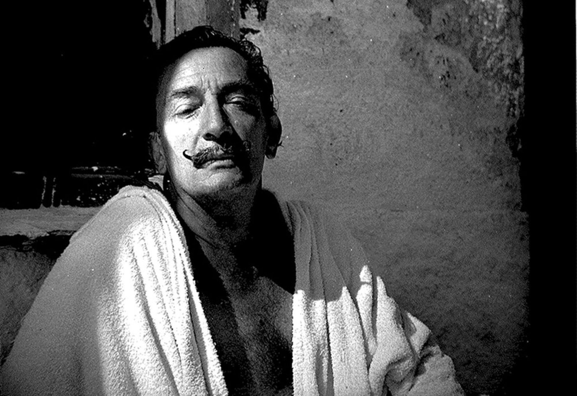 SALVADOR DALI. 1904-1989. A set of 3 vintage photographs - 1) Meeting of Dalí with [...] - Bild 3 aus 3