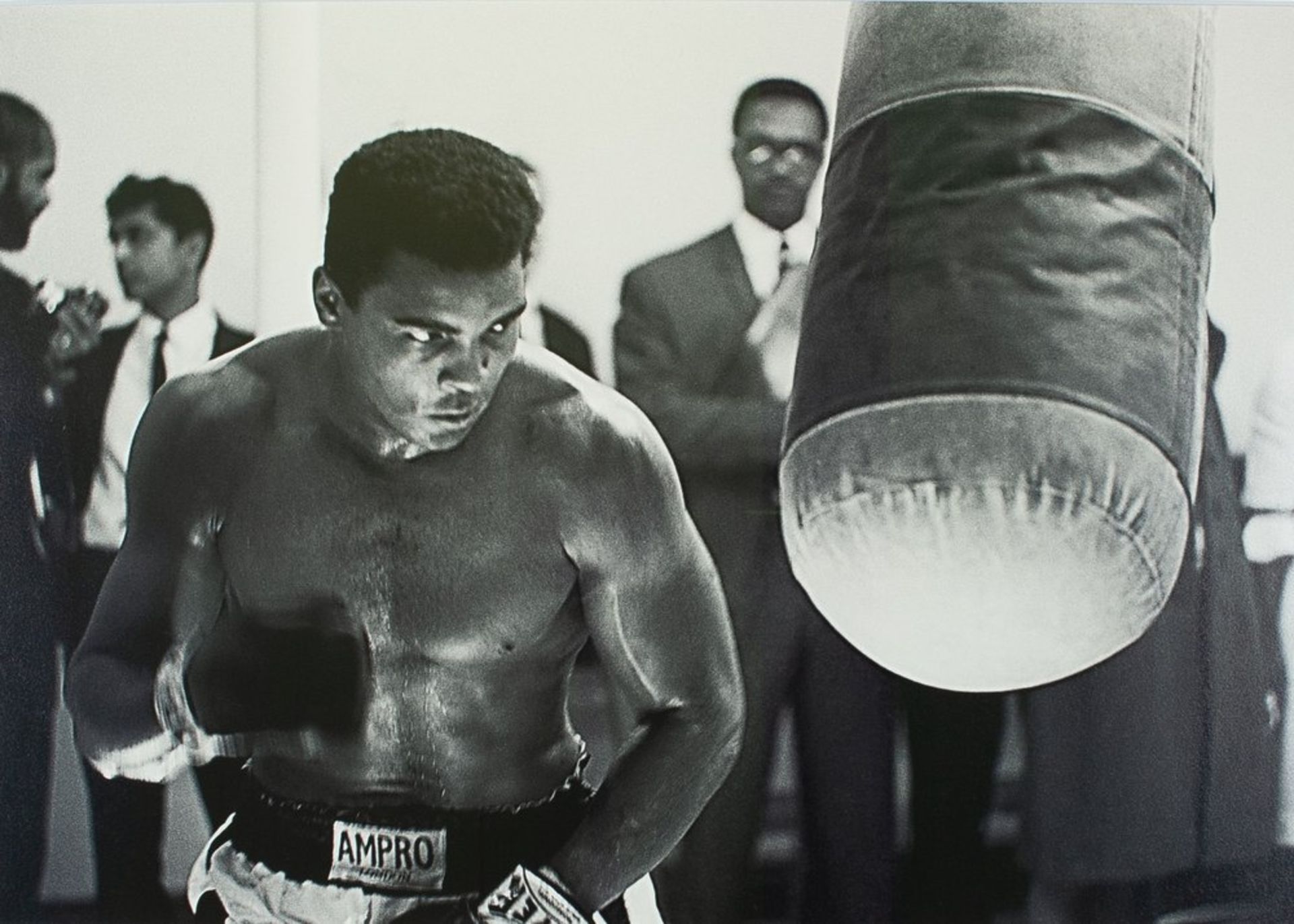 Thomas Hoepker (1936) ALI MUHAMMAD. 1942-2016. Ali at punching bag, London, [...]