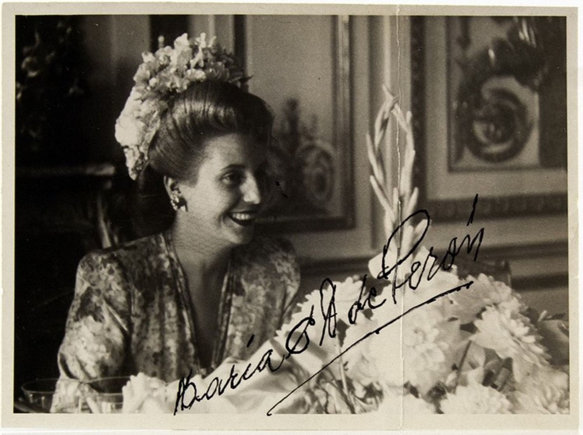 ISABEL MARTINEZ DE PERON (BORN 1931) Autographed photograph. portrait - Gelatin [...]