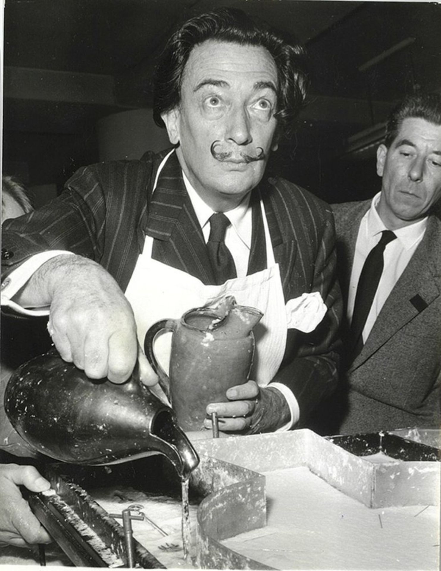 SALVADOR DALI. 1904-1989. A set of 3 vintage photographs - 1) Salvador Dalí with a [...] - Bild 2 aus 3