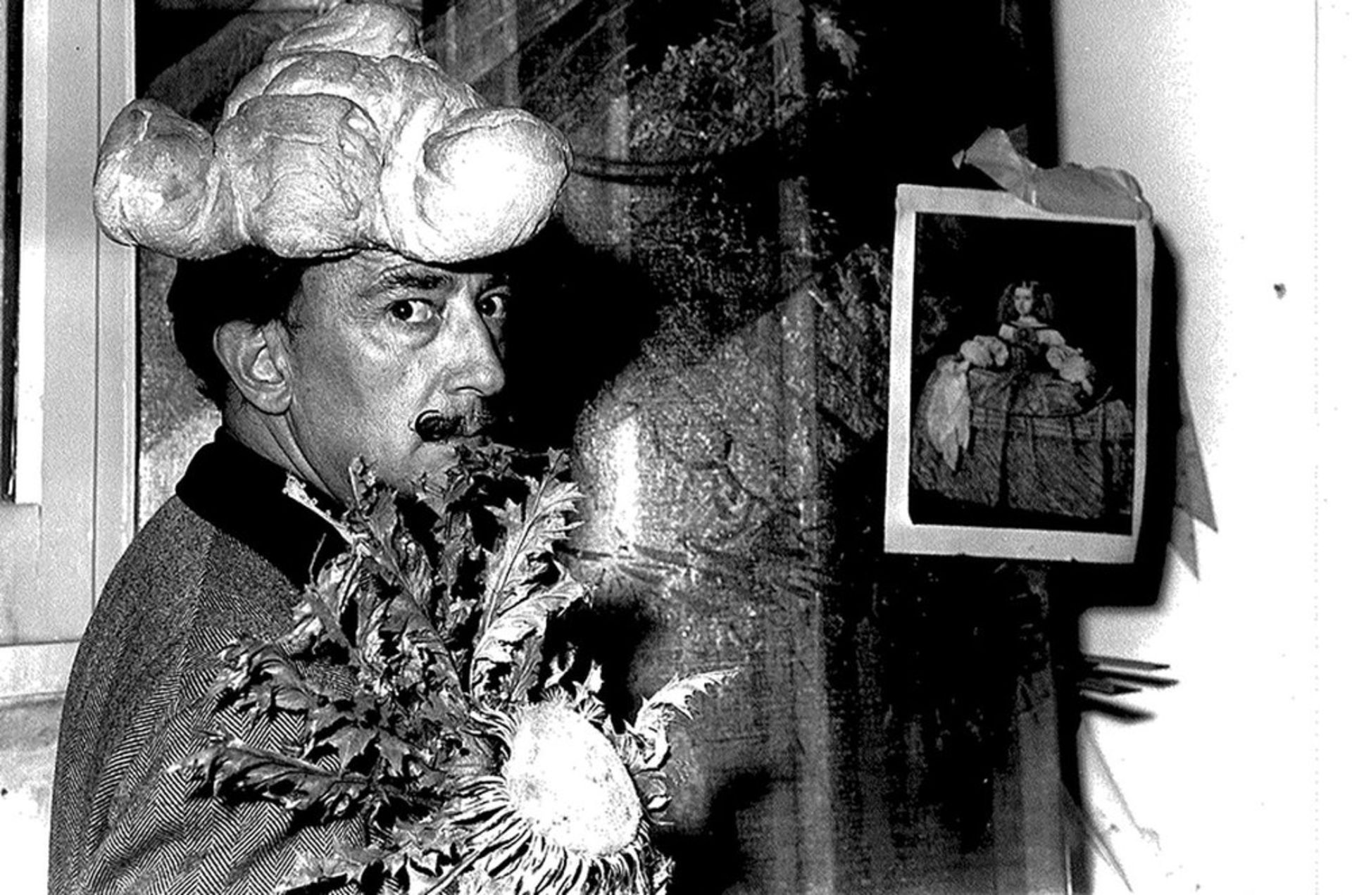 SALVADOR DALI. 1904-1989. A set of 3 vintage photographs - 1) Salvador Dalí with a [...]