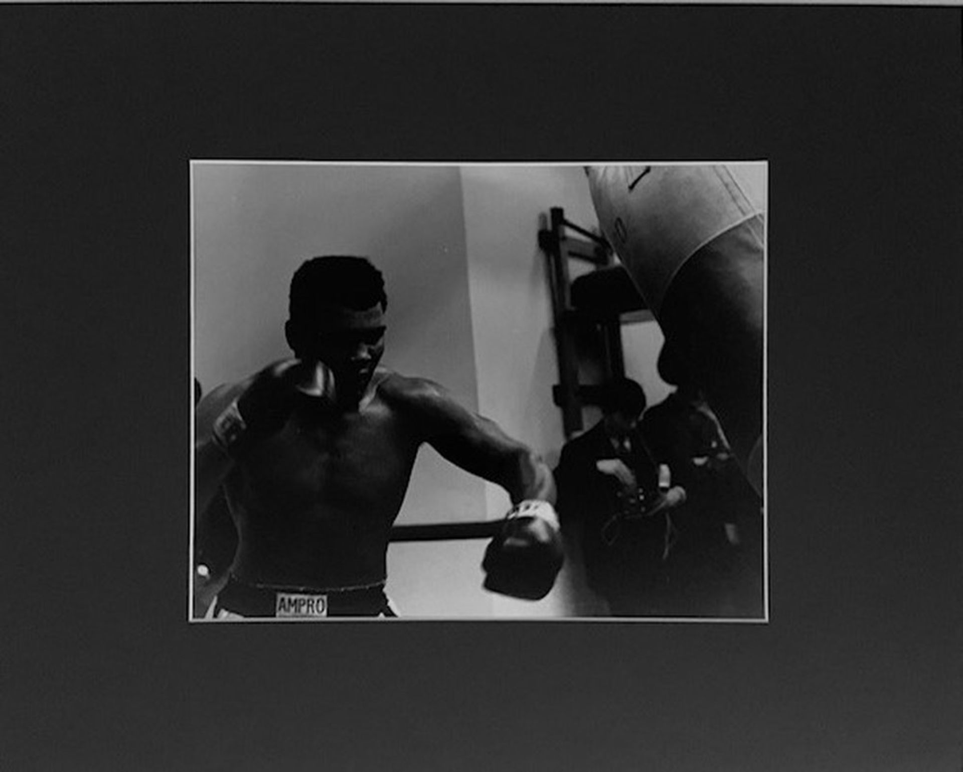 ALI MUHAMMAD. 1942-2016. Ali training in Earl’s Court. Vintage Original Portrait [...] - Bild 2 aus 3