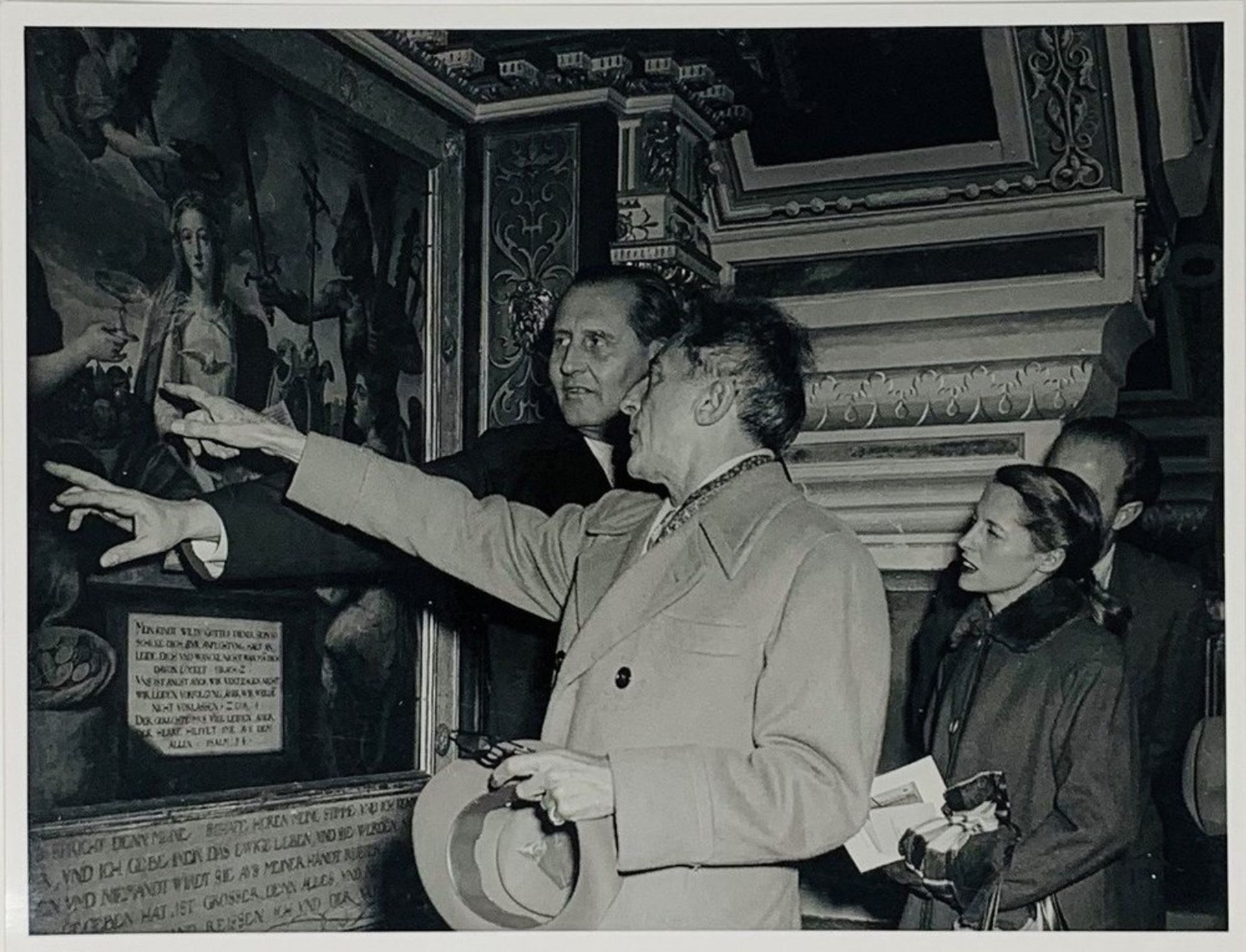 COCTEAU, JEAN. 1889-1963. Collection of 8 press photographs from his visit to Hamburg [...] - Bild 6 aus 8