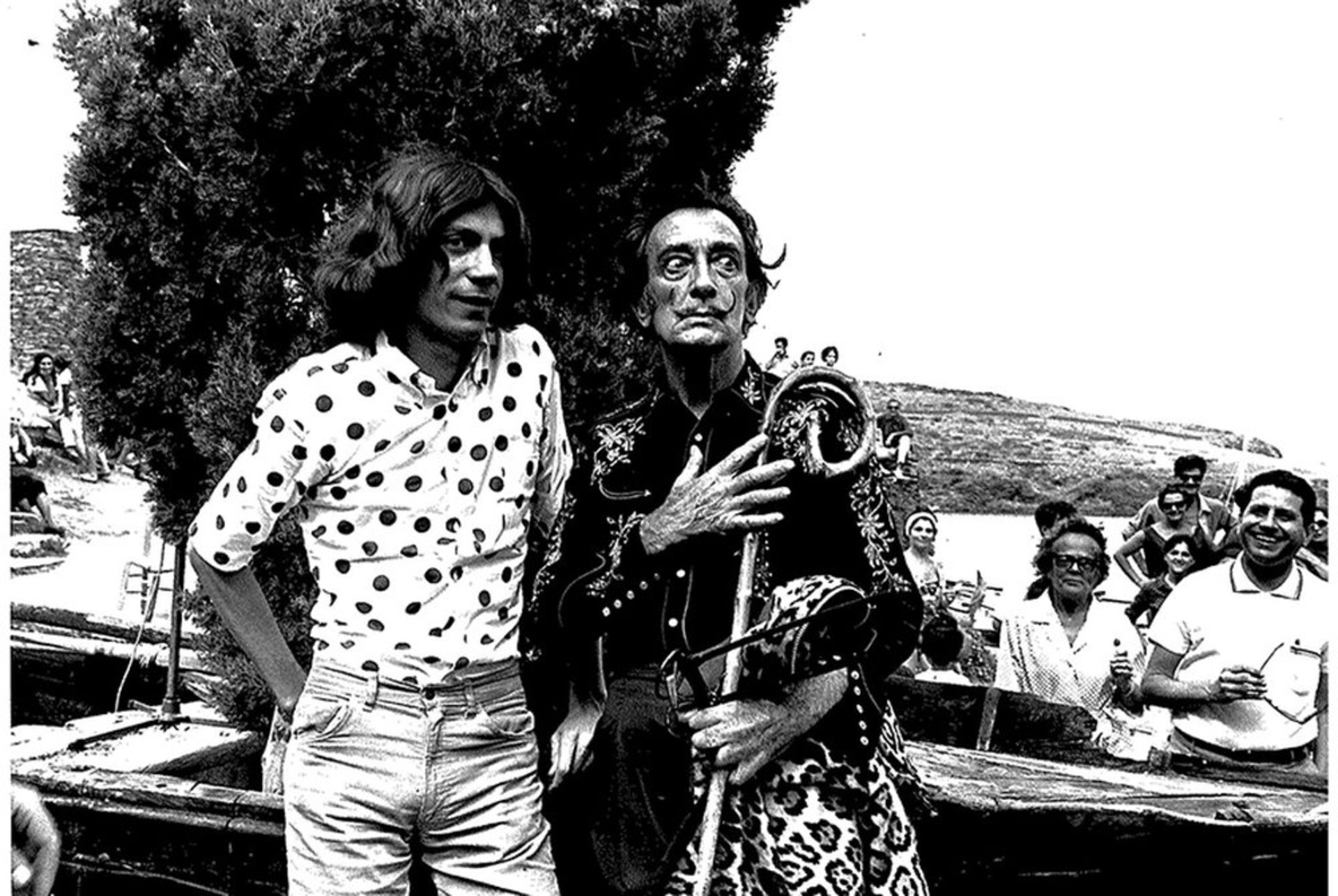 SALVADOR DALI. 1904-1989. A set of 3 vintage photographs - 1) Meeting of Dalí with [...]