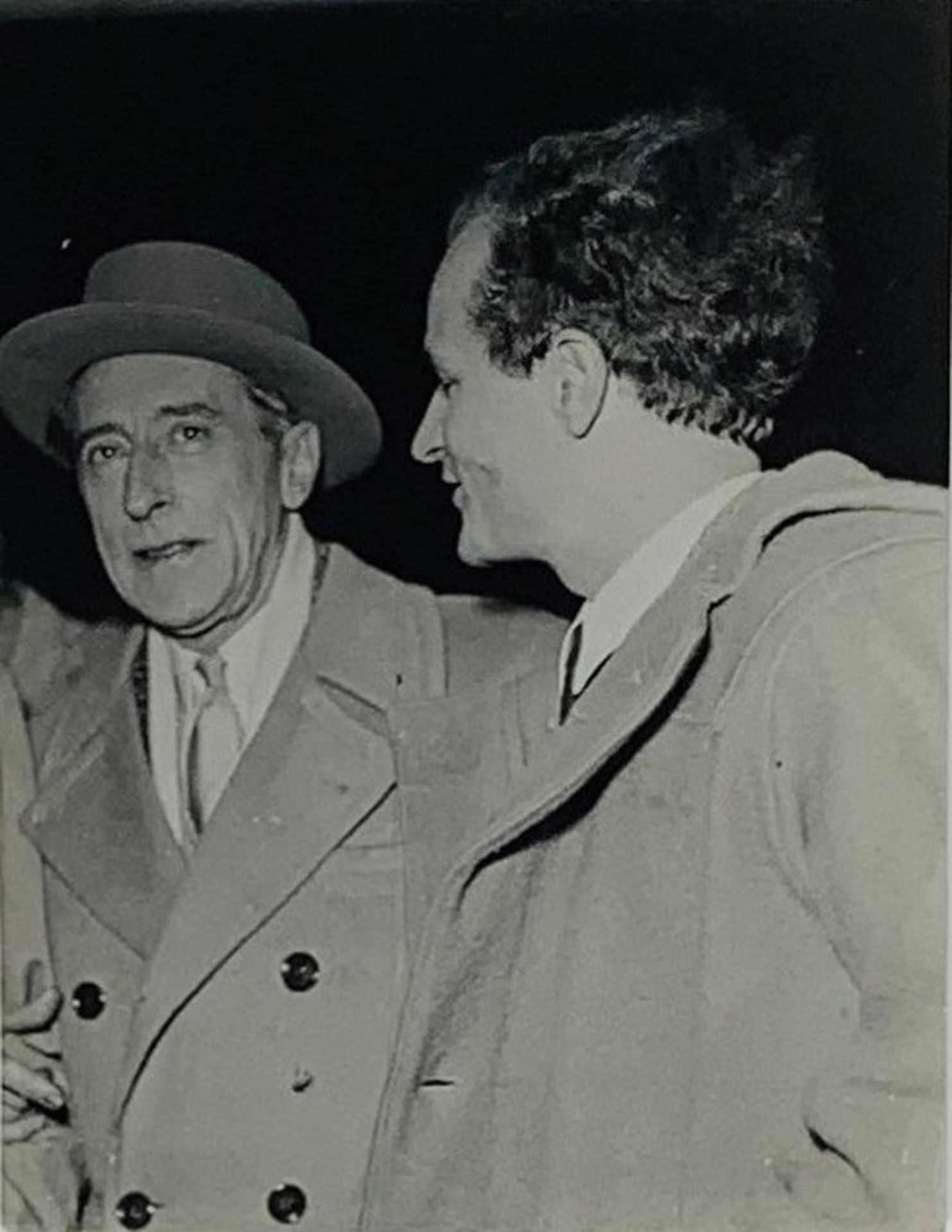 COCTEAU, JEAN. 1889-1963. Collection of 8 press photographs from his visit to Hamburg [...] - Bild 4 aus 8