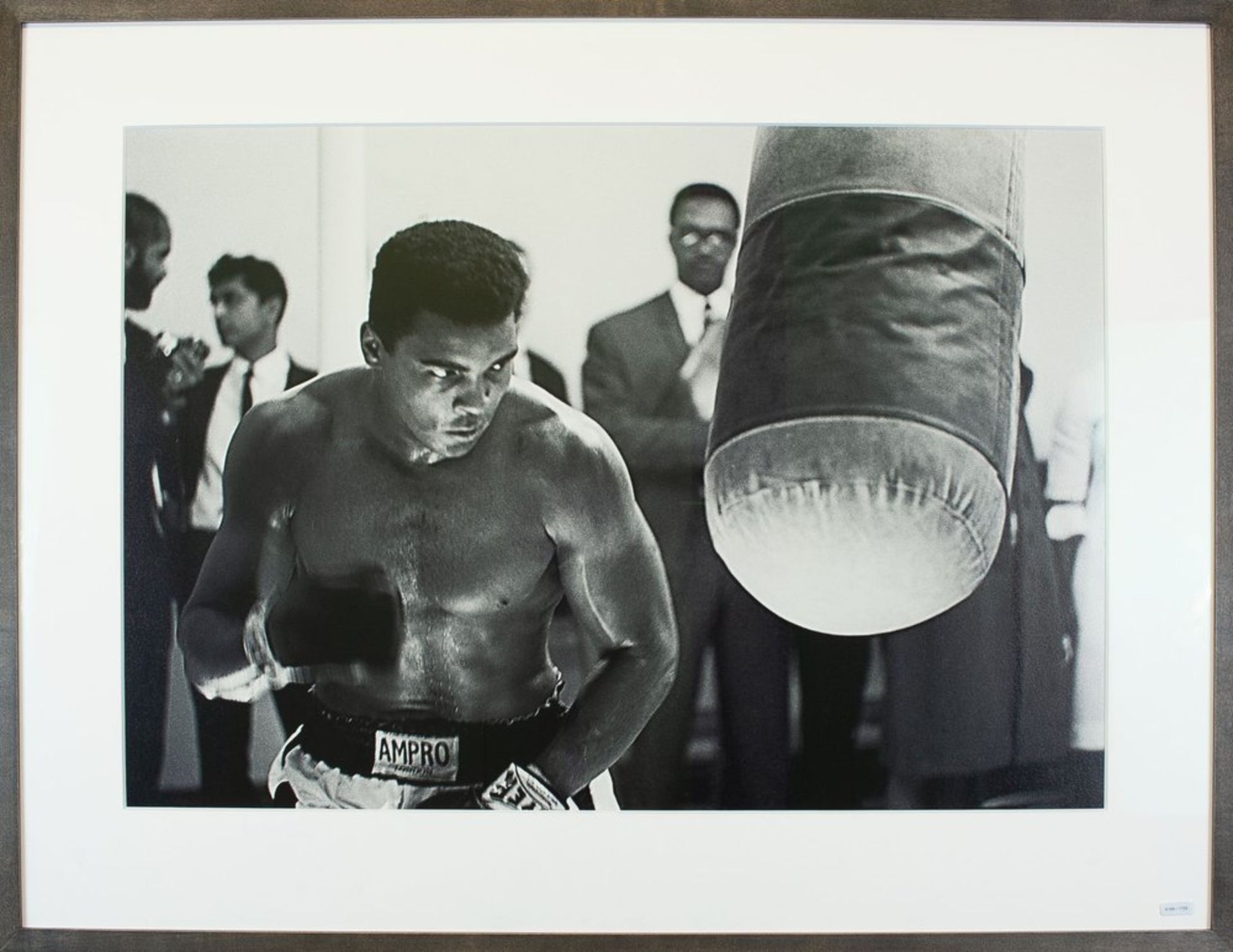 Thomas Hoepker (1936) ALI MUHAMMAD. 1942-2016. Ali at punching bag, London, [...] - Bild 2 aus 4