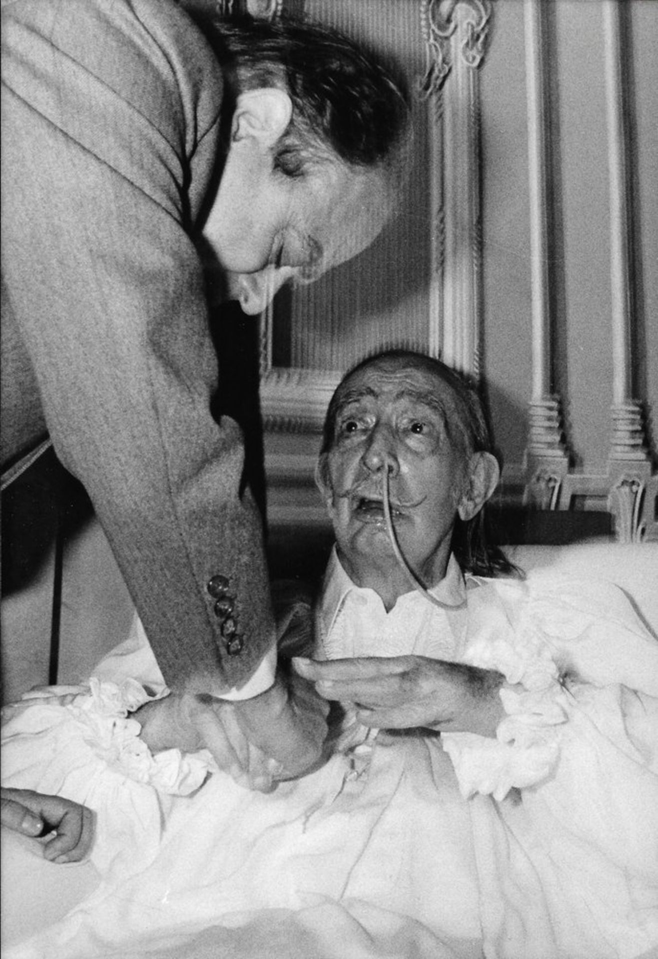 A SET OF 2 VINTAGE PHOTOGRAPHS. - 1) Salvador Dali at the clinic in Barcelona. [...]
