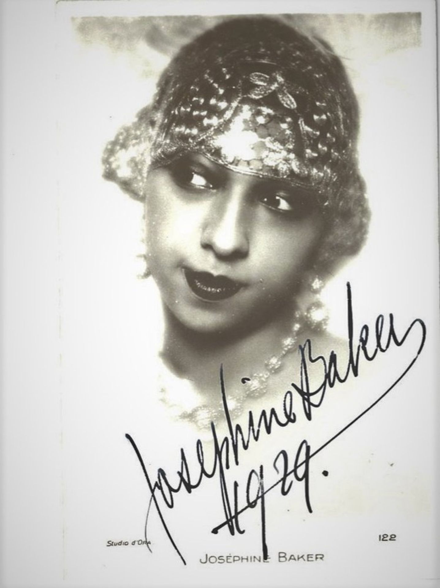 JOSÉPHINE BAKER. 1906-1975. Portrait-postcard with autograph on recto in black ink [...]