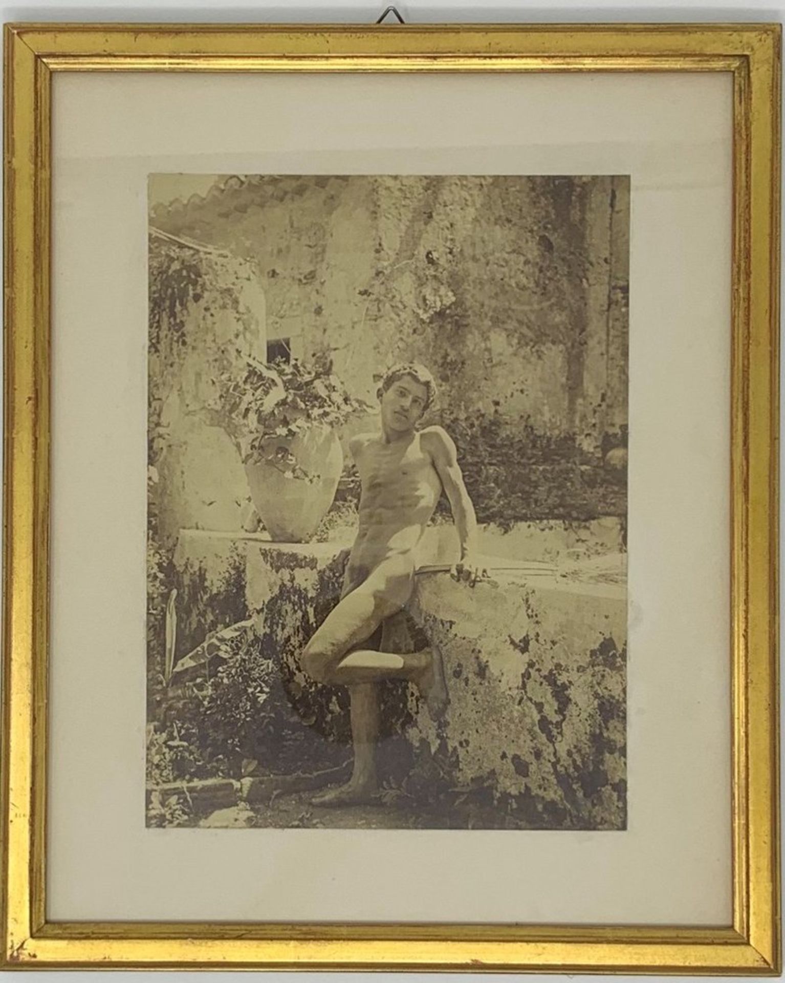 GLOEDEN WILHELM VON. 1856-1931 Photo “The naked boy” - Gelatin silver print. 22 [...] - Bild 2 aus 2