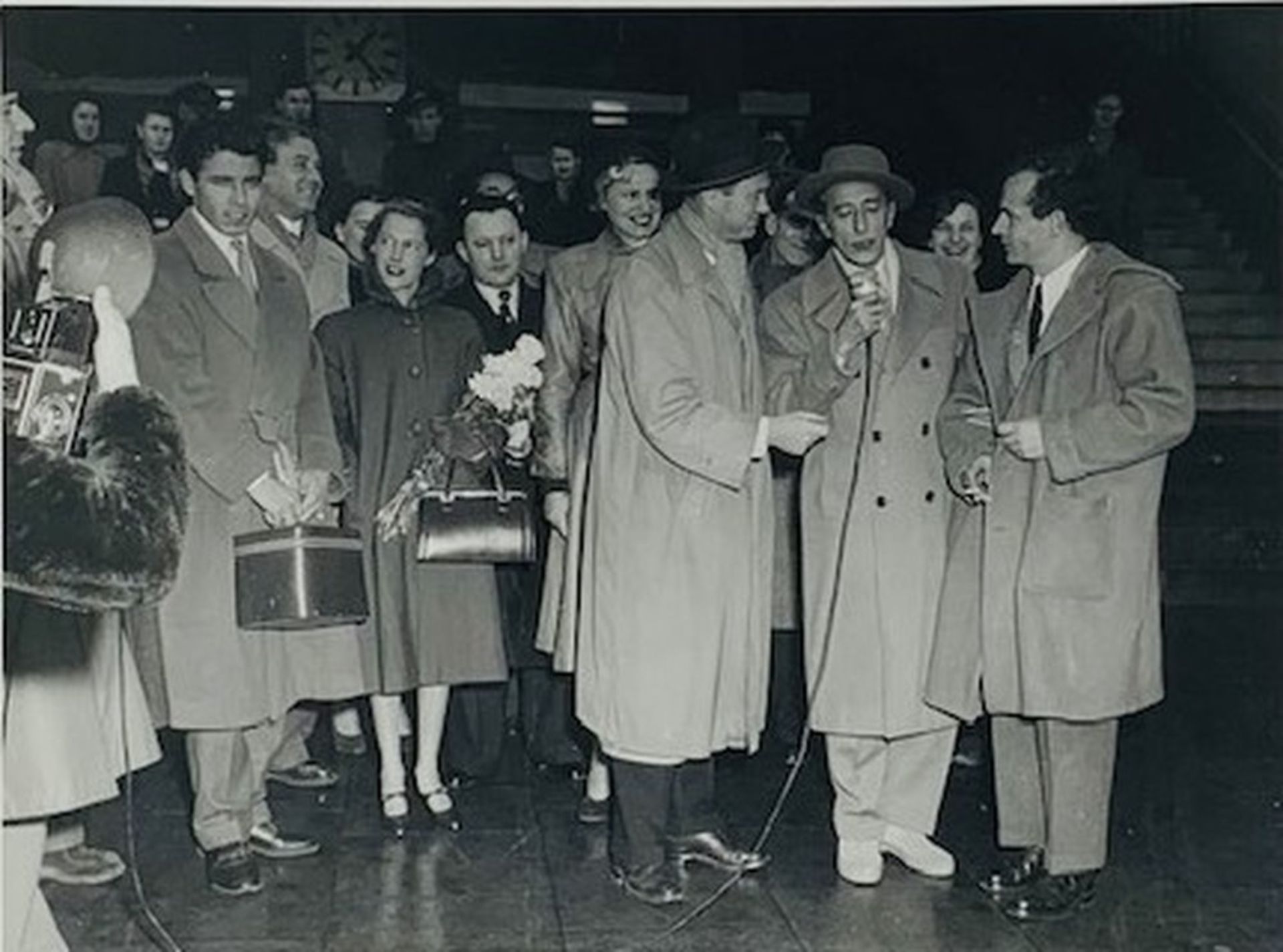 COCTEAU, JEAN. 1889-1963. Collection of 8 press photographs from his visit to Hamburg [...] - Bild 8 aus 8