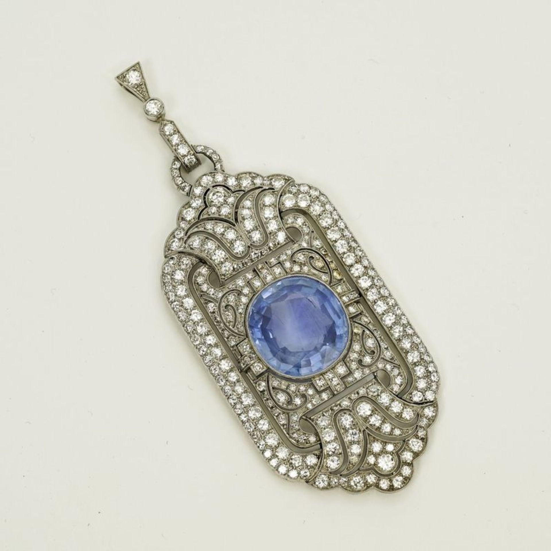 ART DECO SAPPHIRE AND PLATINUM PENDANT - Ceylon sapphire, diamonds. with CISGEM [...] - Bild 3 aus 3