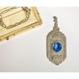 ART DECO SAPPHIRE AND PLATINUM PENDANT - Ceylon sapphire, diamonds. with CISGEM [...]