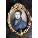 Portrait of a young man - Miniature, early 19th century Gouache on ivory 7.5-5.5 cm [...]