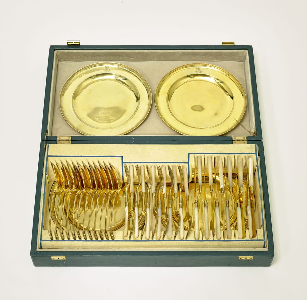 VERY FINE RUSSIAN SILVER-GILT AND MOTHER-OF-PEARL TABLEWARE SET COMPRISING 12 SPOONS, [...]