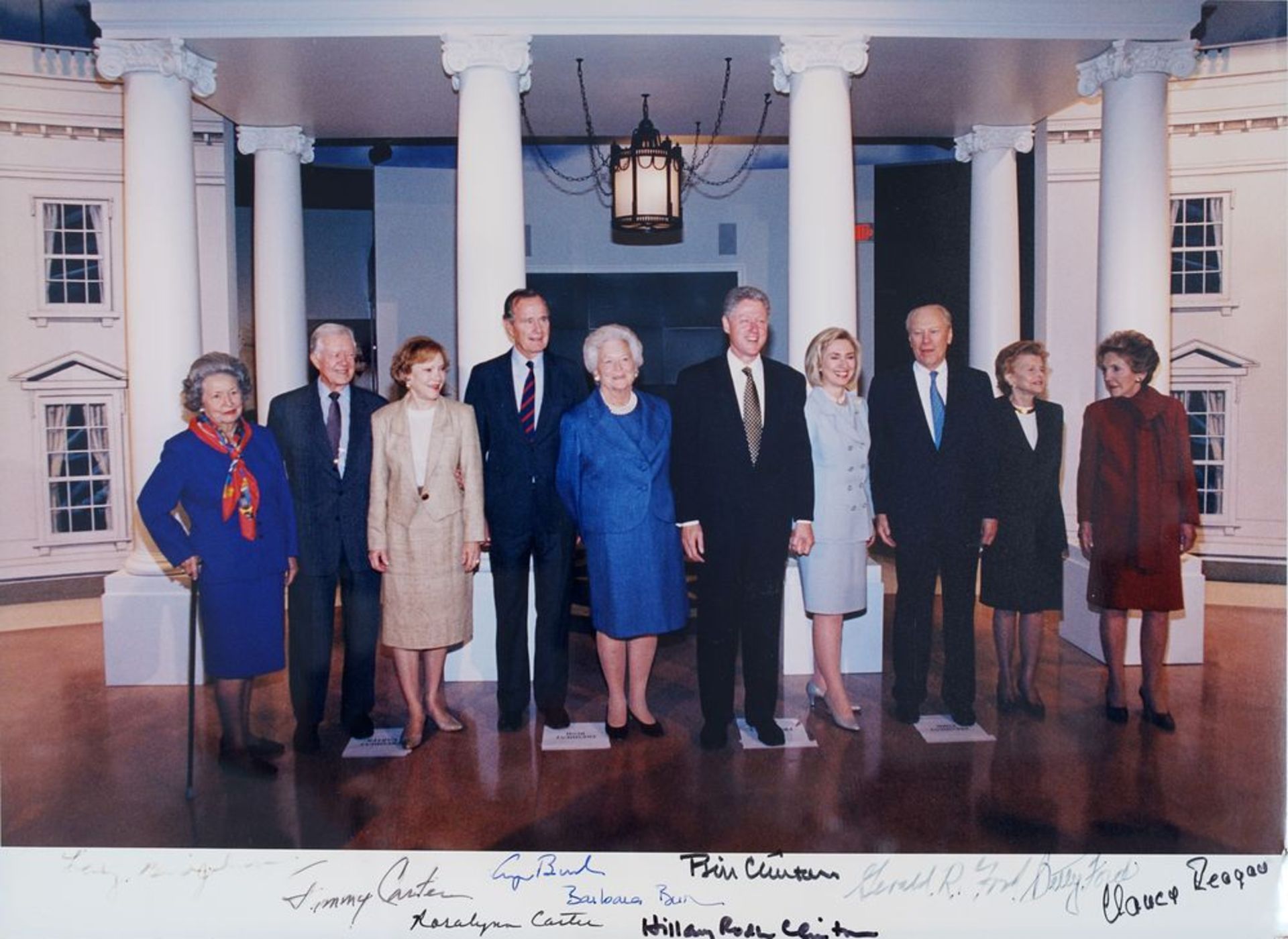 PRESIDENTS OF THE UNITED STATES AND FIRST LADIES - Color photograph, signed by four [...]