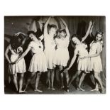 MOISEI SOLOMONOVICH NAPPELBAUM (1869-1958) Dance group, 1920s. - Gelatin silver [...]