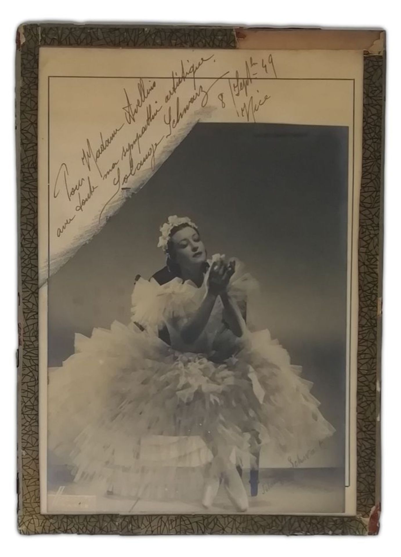 COLLECTION OF PHOTOGRAPHS, AUTOGRAPHS AND DEDICATIONS BY DANCERS AND ACTORS TO MRS [...] - Bild 2 aus 3