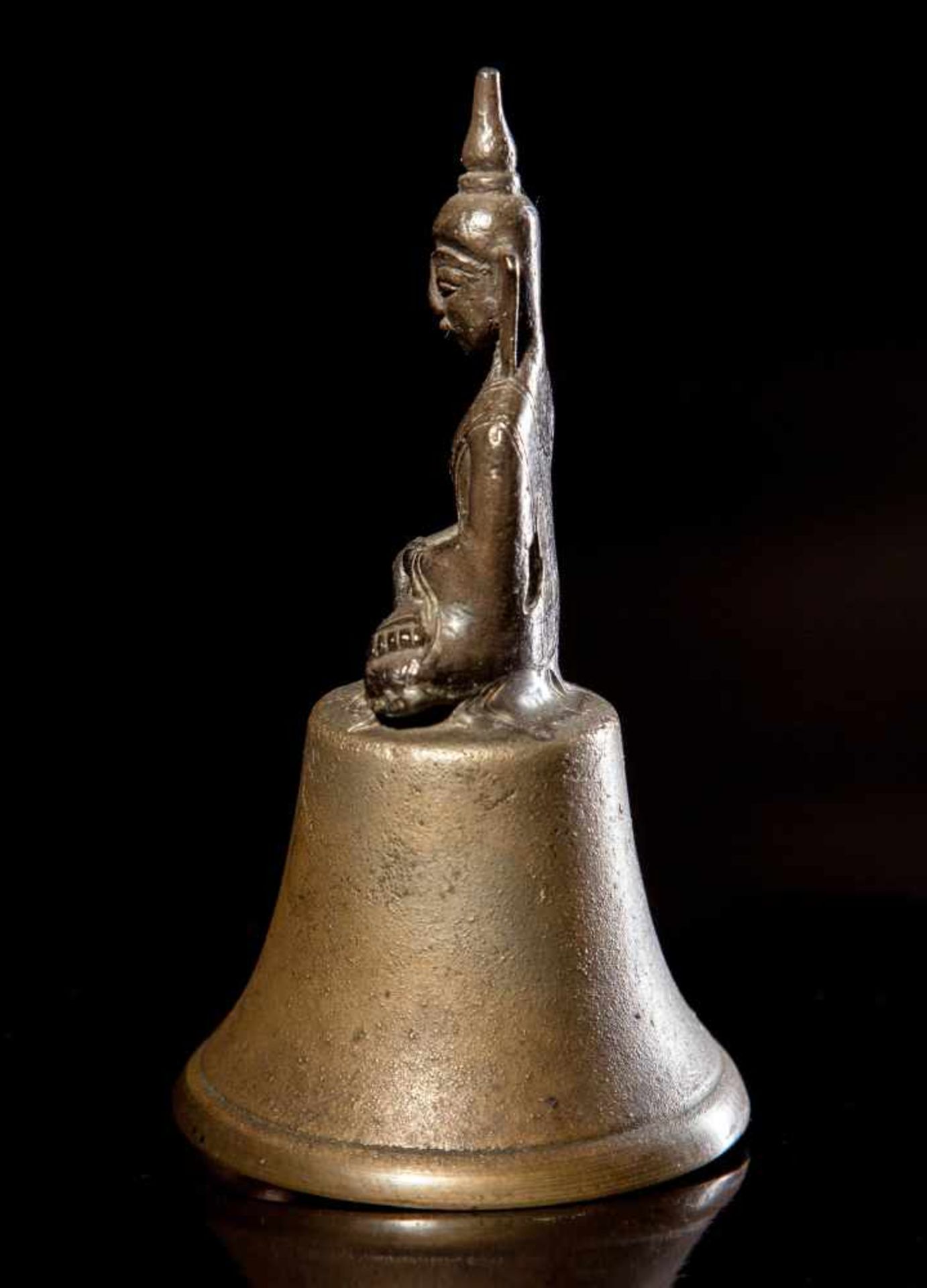 A Bronze and Silver Alloy Figure of Buddha - Bild 4 aus 4