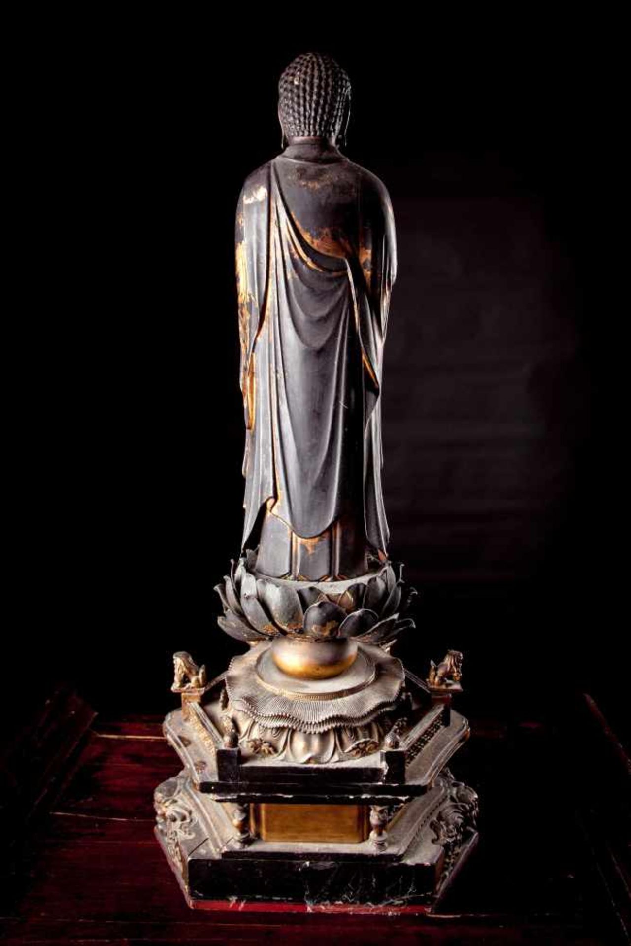 A Large Giltwood Lacquered Figure of Amida Nyorai - Bild 11 aus 13