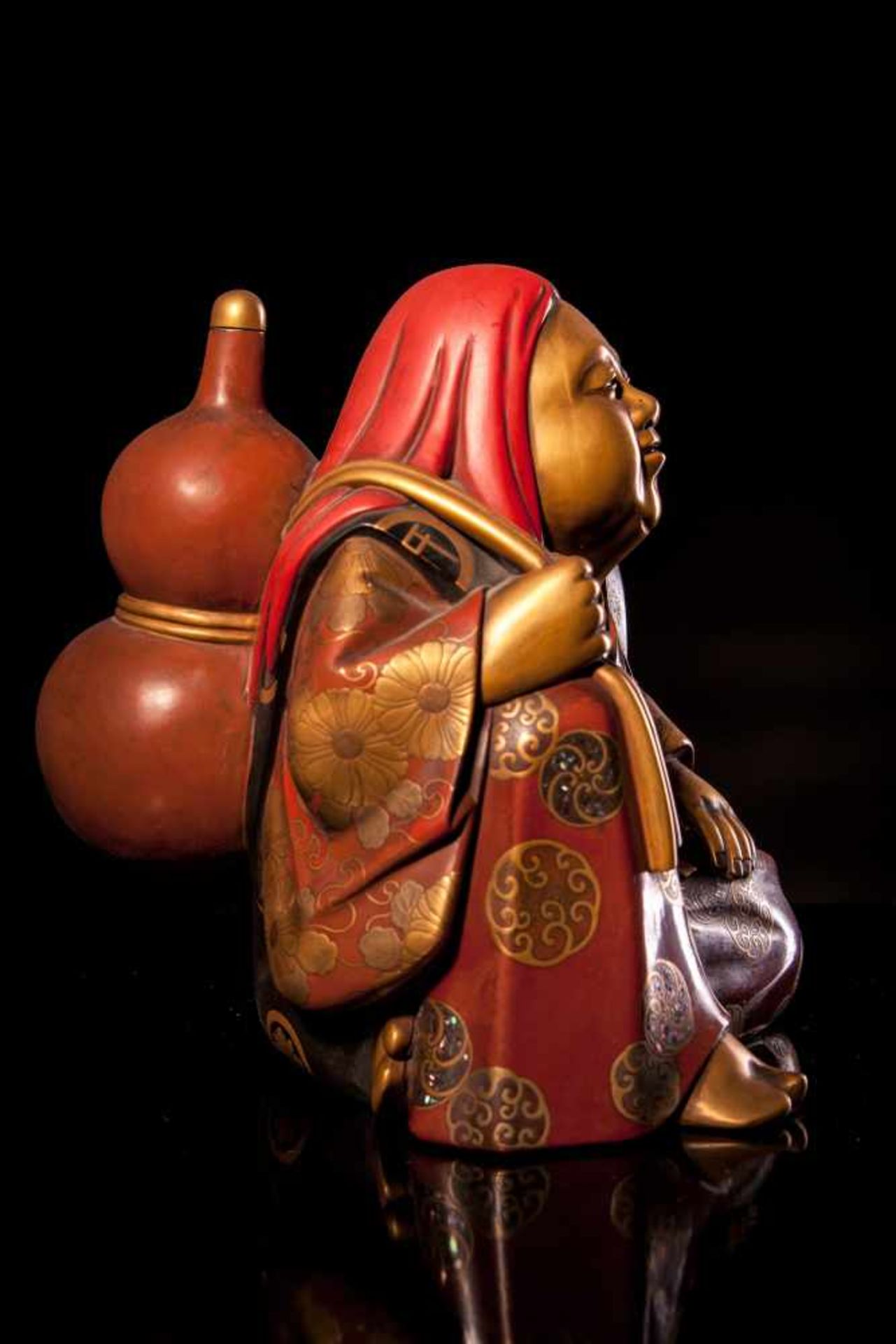 A Japanese Gilt Lacquered figure of Otafuku - Bild 3 aus 4