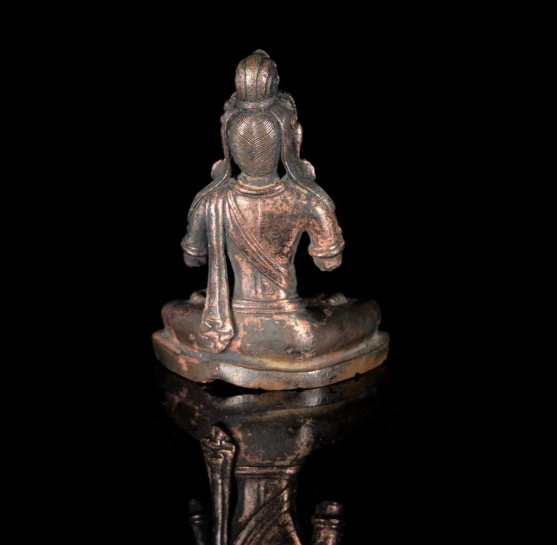 A Rare Gilt Bronze Figure of Avalokiteshvara - Bild 2 aus 2