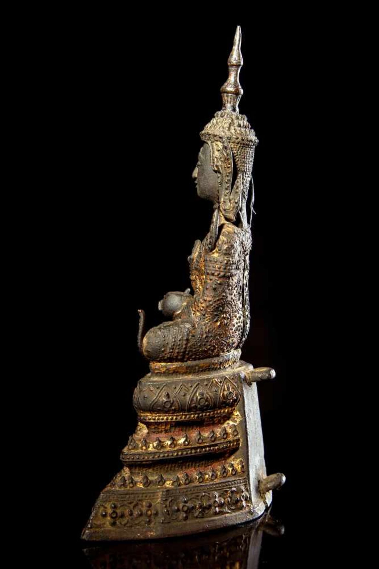 A Gilt Bronze Seated Buddha Thailand - Bild 5 aus 5