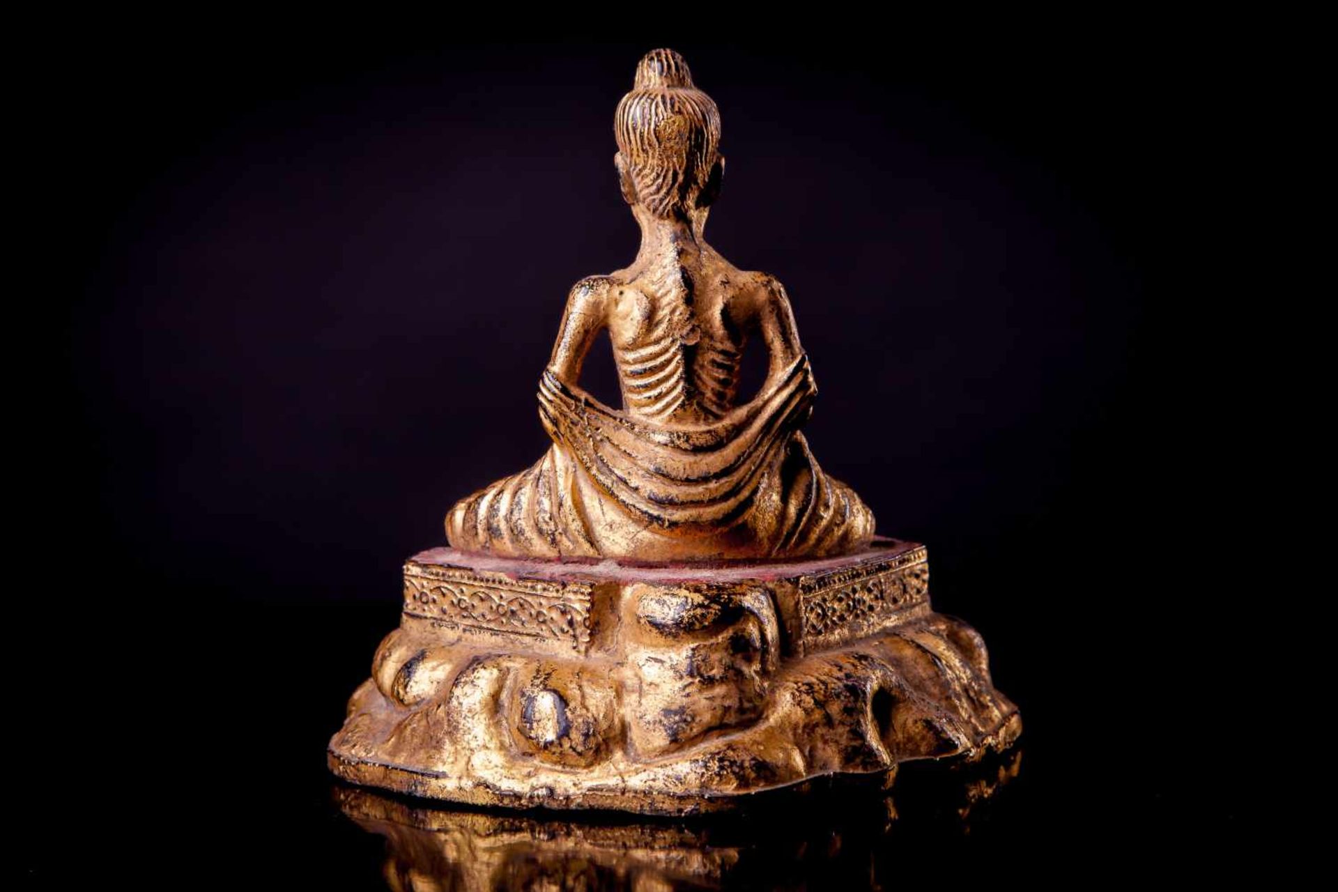 A Rare Bronze Figure of an Emaciated Buddha - Bild 4 aus 4