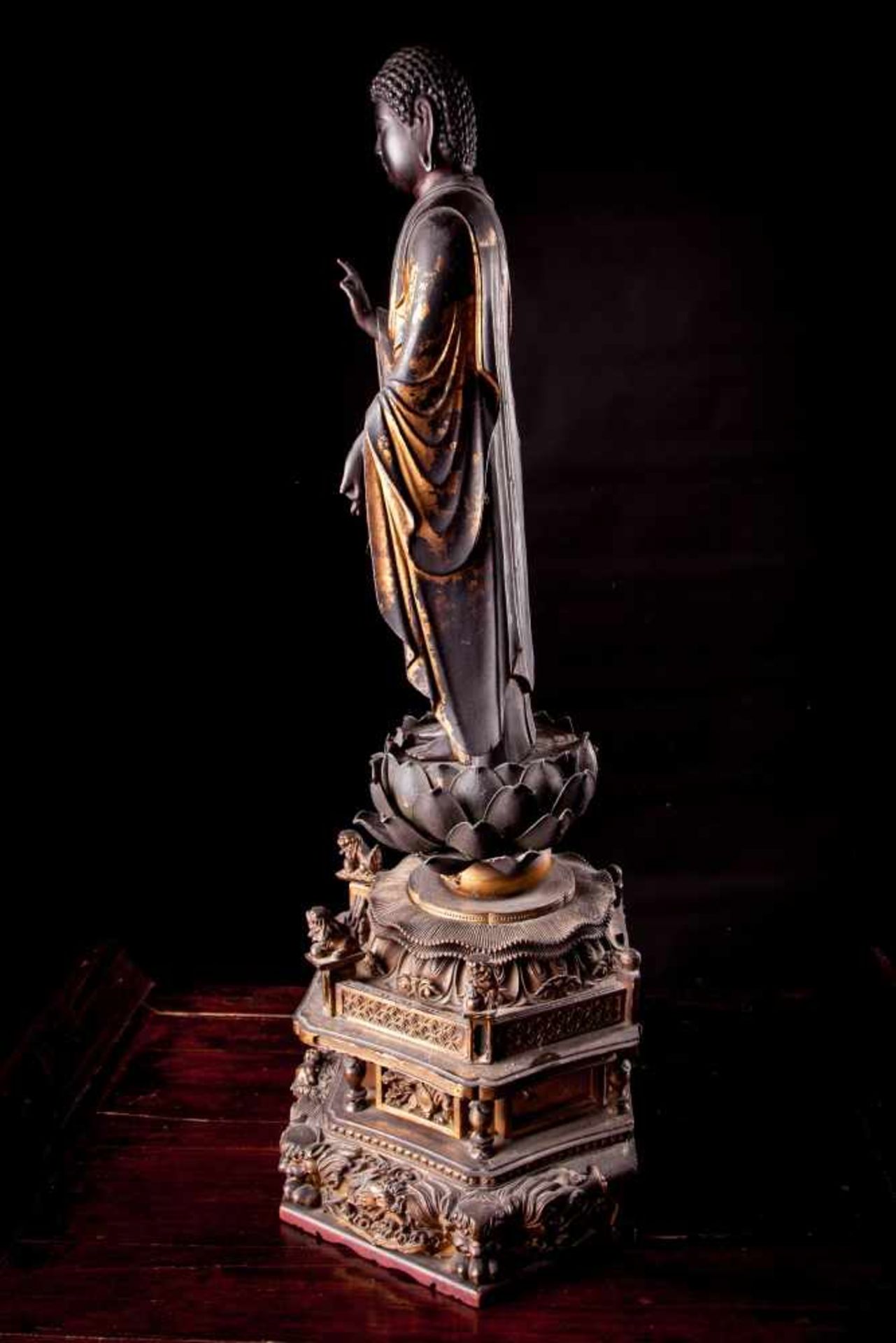 A Large Giltwood Lacquered Figure of Amida Nyorai - Bild 10 aus 13