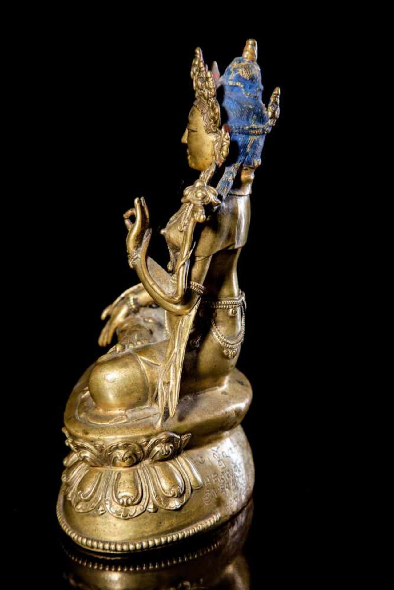 A Bronze Figure of White Tara. - Bild 2 aus 4