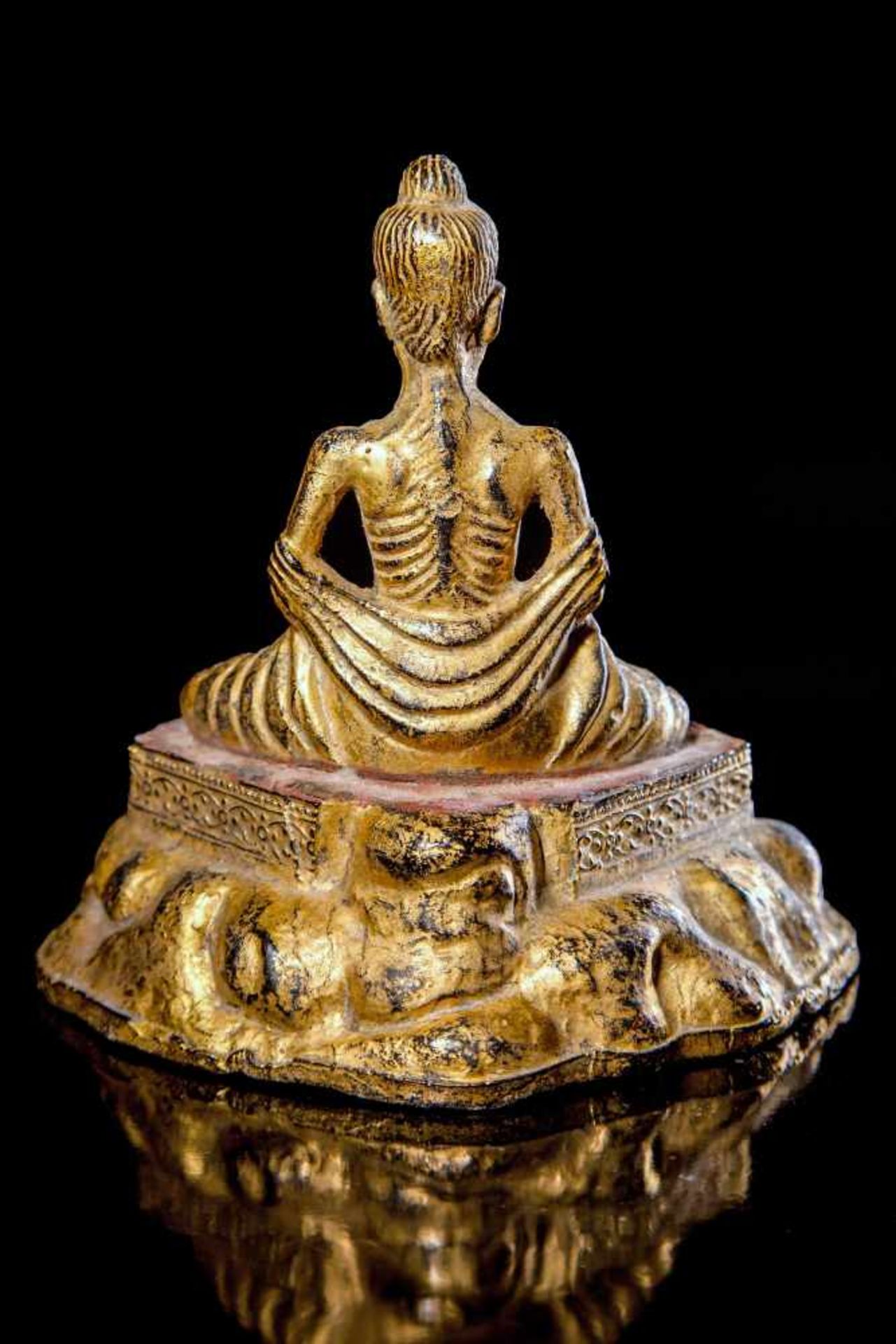 A Rare Bronze Figure of the Emaciated Buddha - Bild 4 aus 5