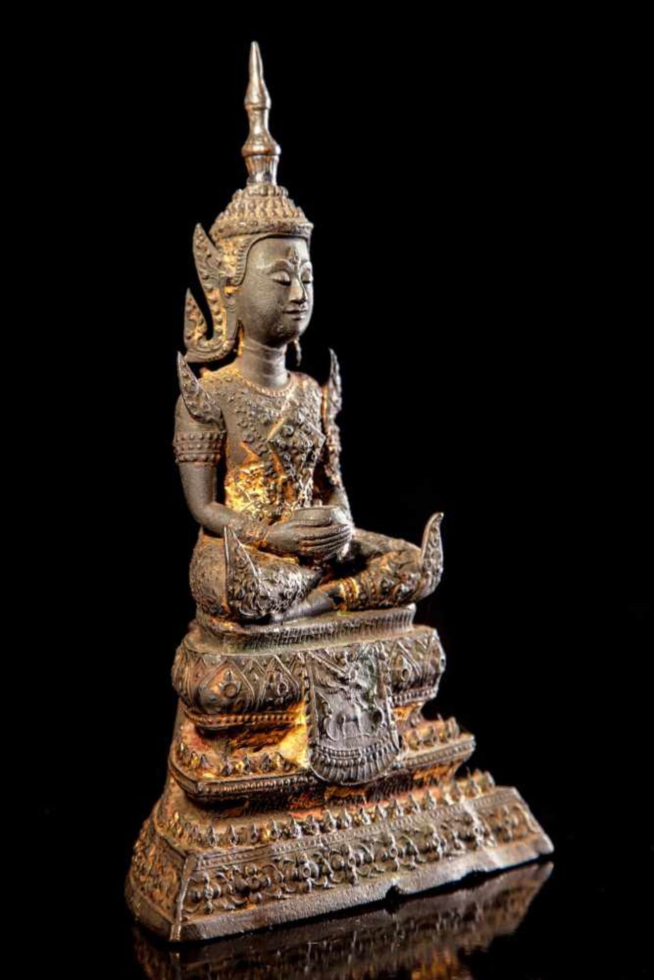 A Gilt Bronze Seated Buddha Thailand - Bild 2 aus 5