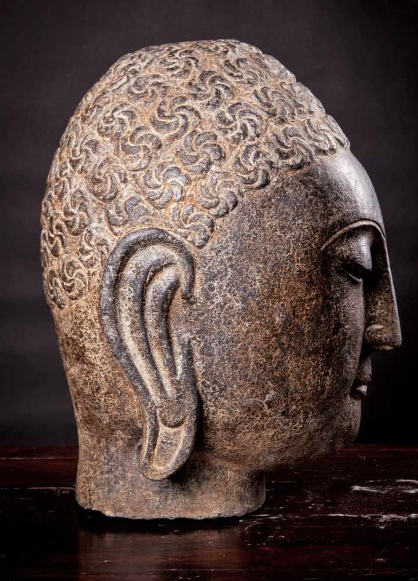 A Chinese Carved Stone Head of Buddha - Bild 3 aus 5