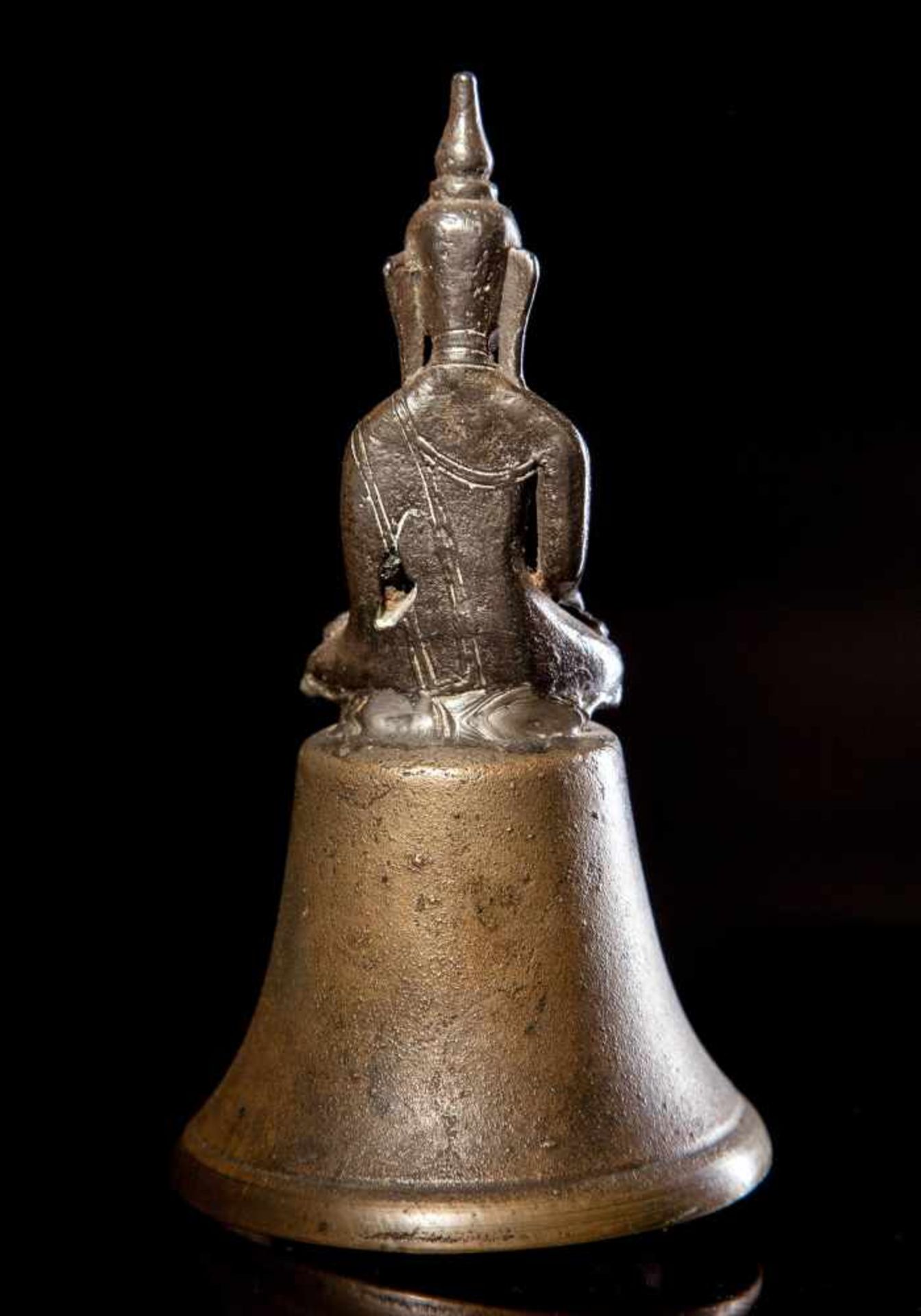 A Bronze and Silver Alloy Figure of Buddha - Bild 3 aus 4