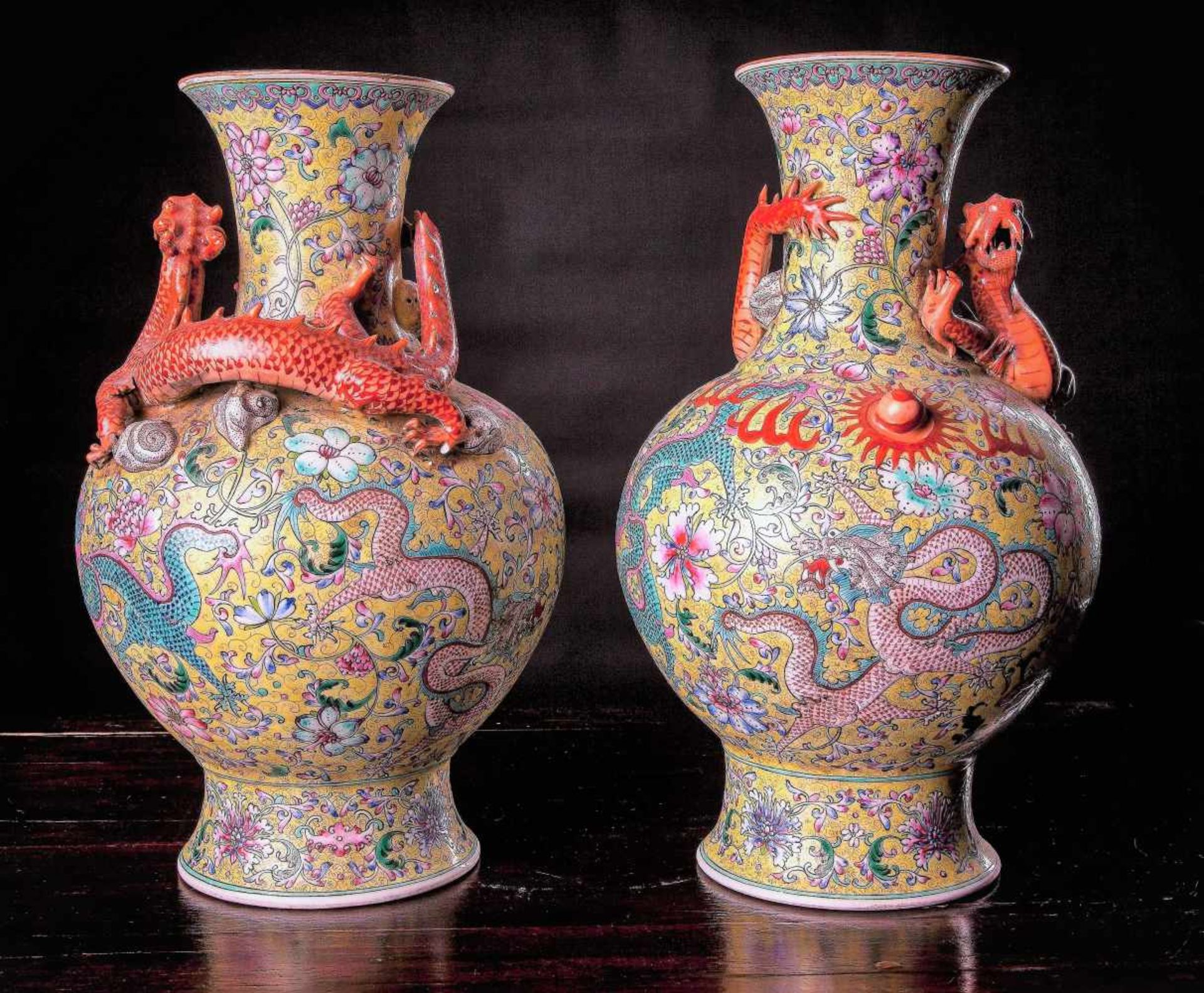 A Pair of Yellow Ground Dragon Vases - Bild 2 aus 4