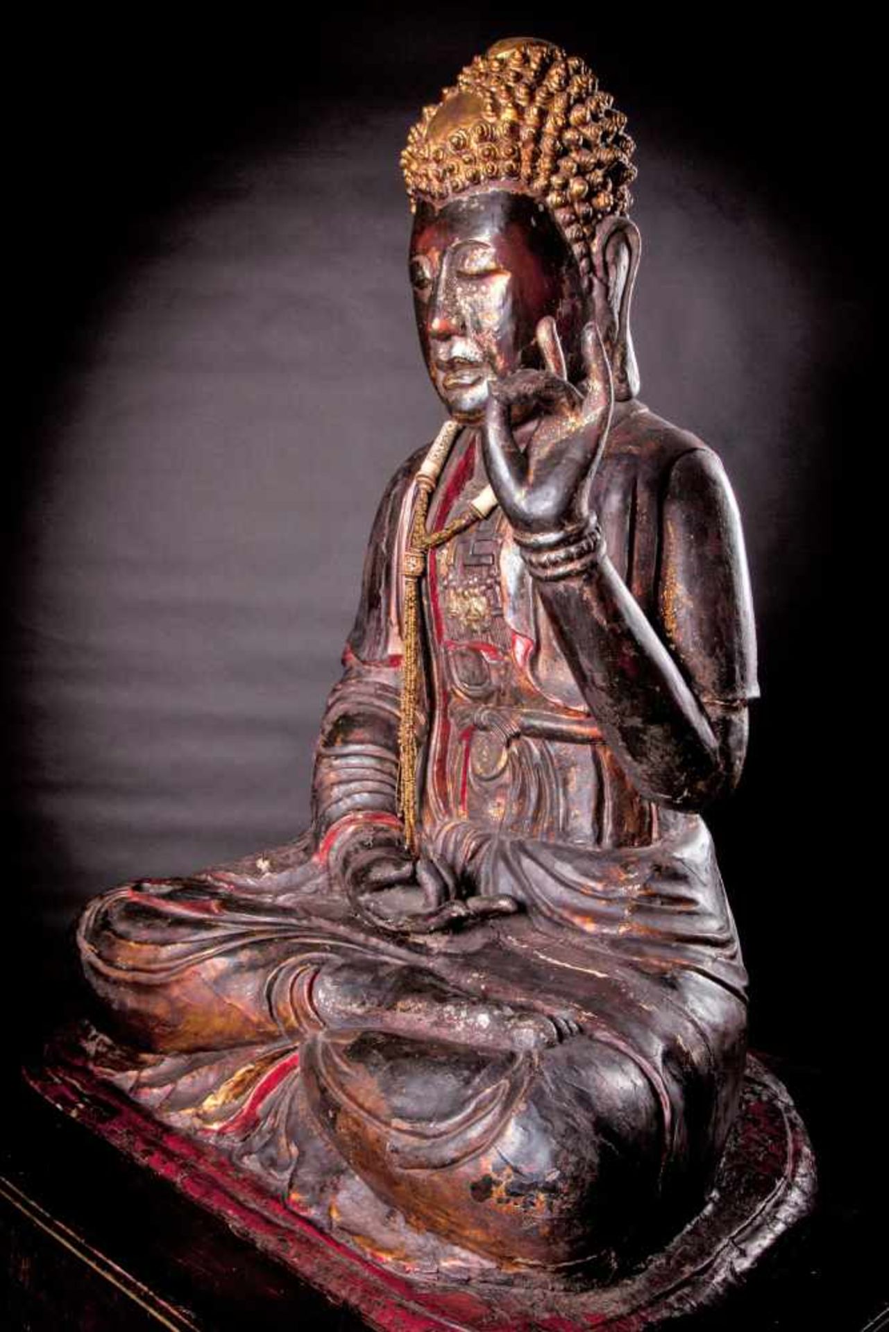 A Massive Gilt and Lacquered Wood Buddha - Bild 5 aus 9