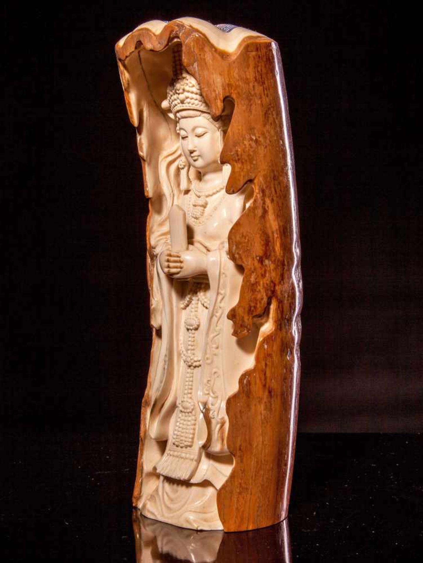 A Finely Carved Section of Mammoth Tusk - Bild 4 aus 5